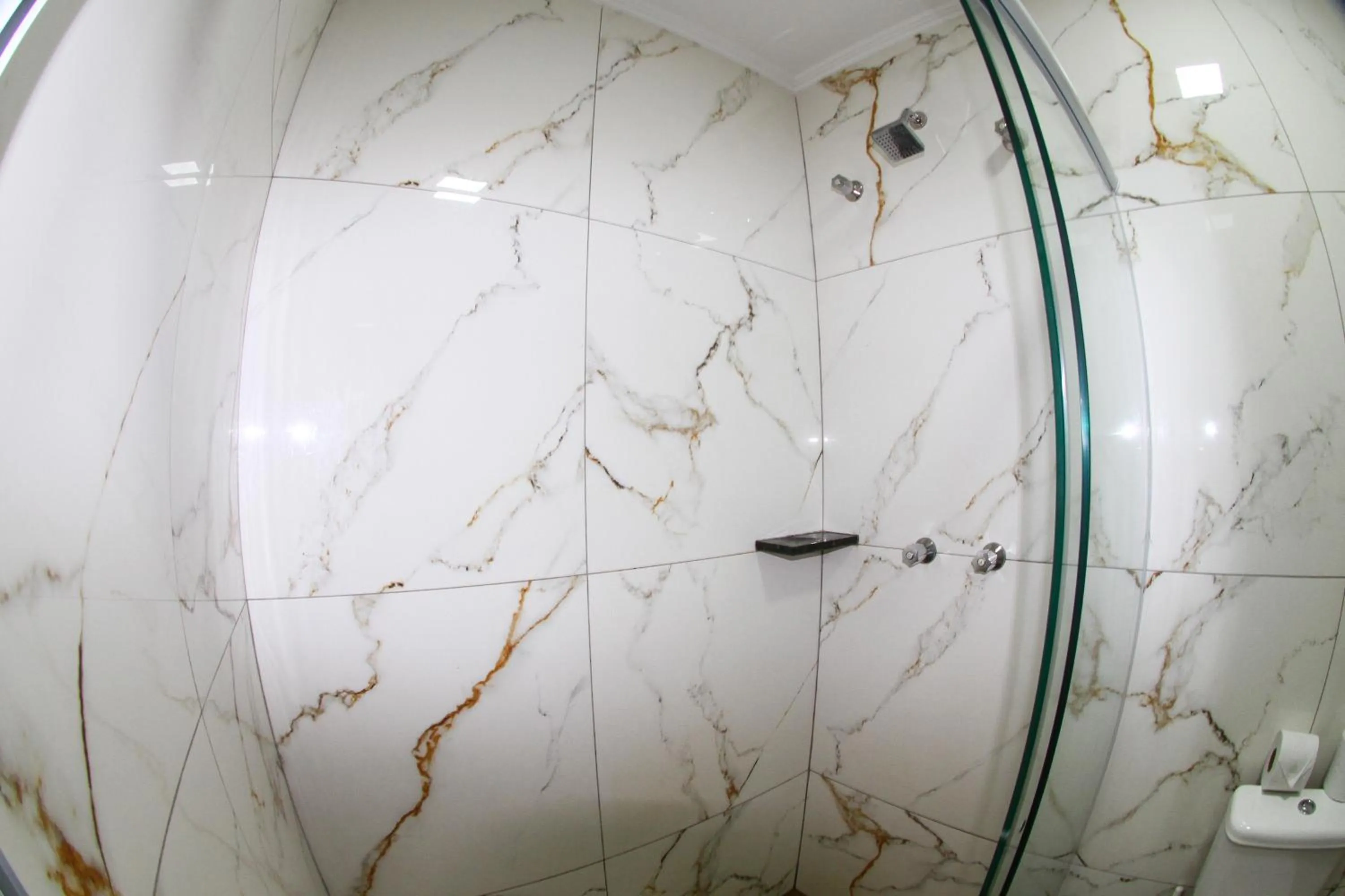 Shower in Hotel Maria da Fé