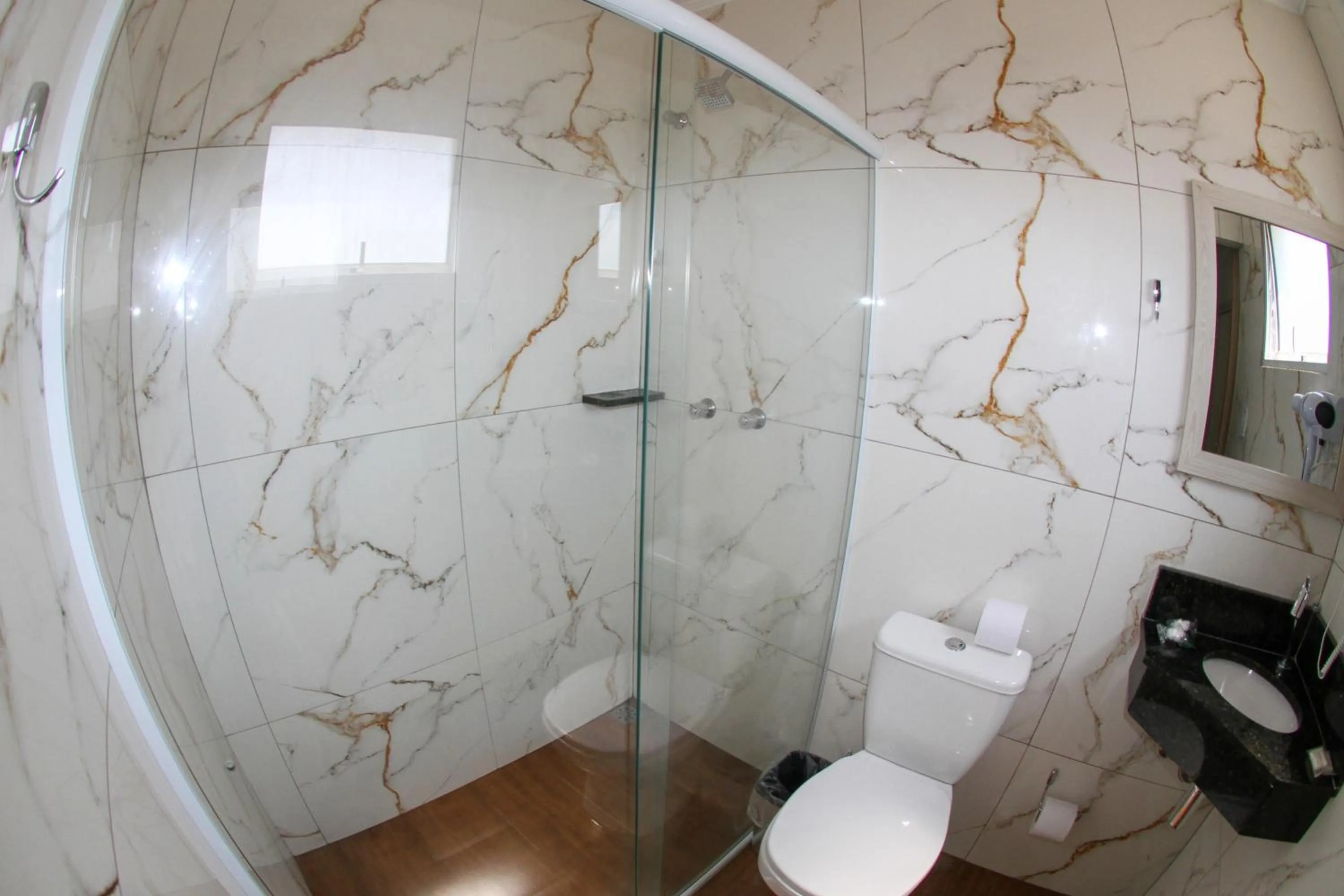 Toilet in Hotel Maria da Fé