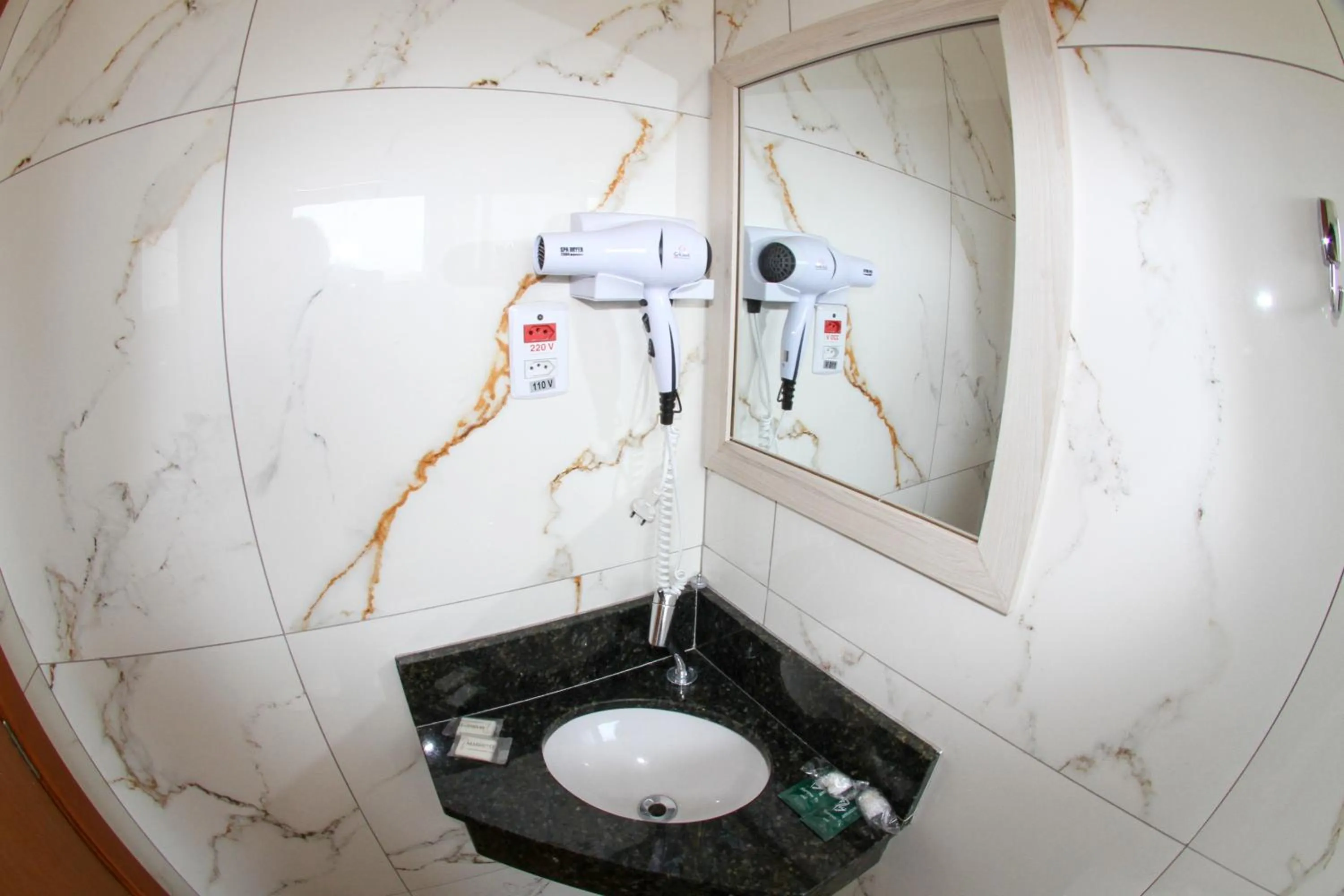 Toilet in Hotel Maria da Fé