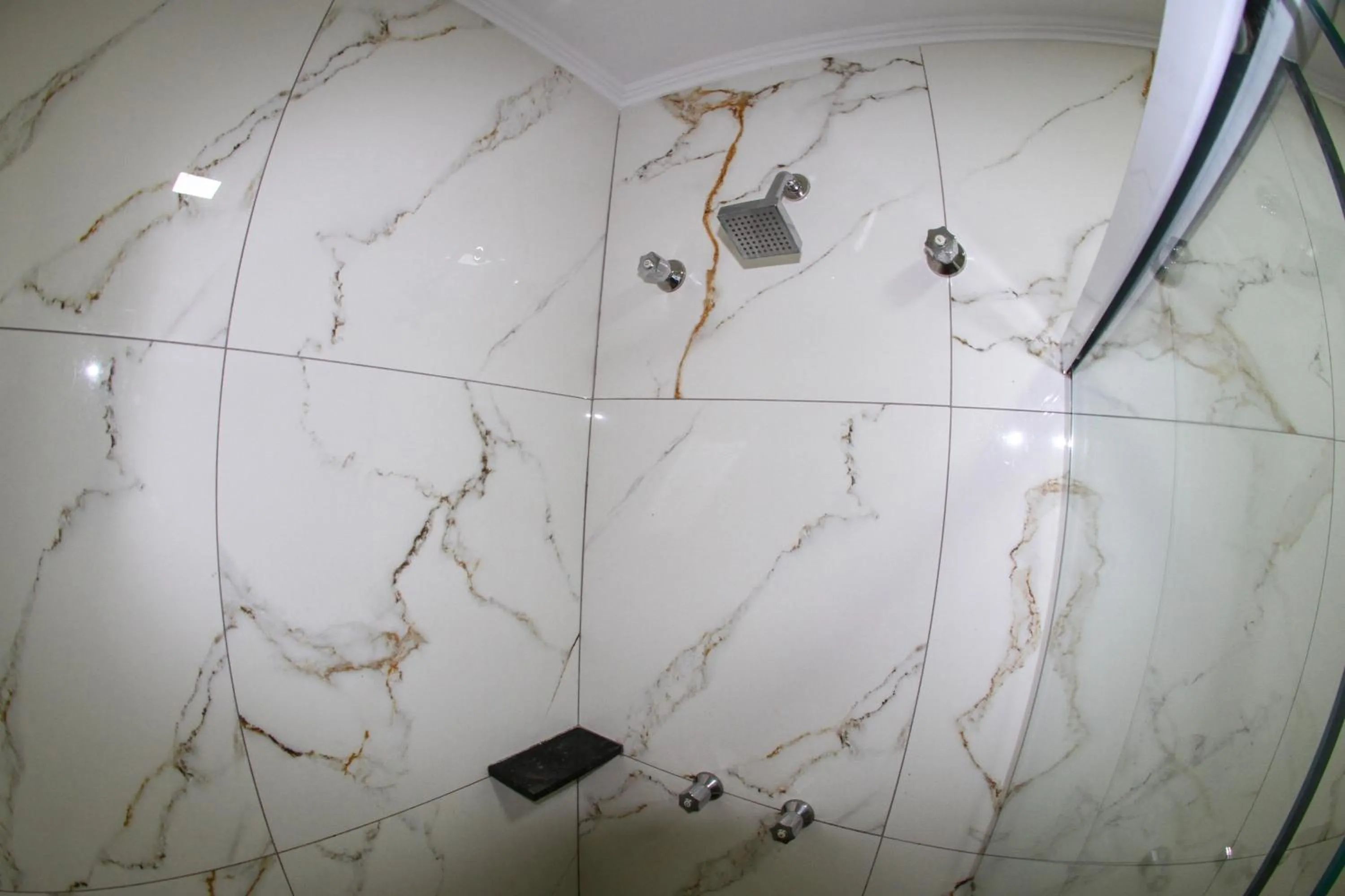 Shower in Hotel Maria da Fé