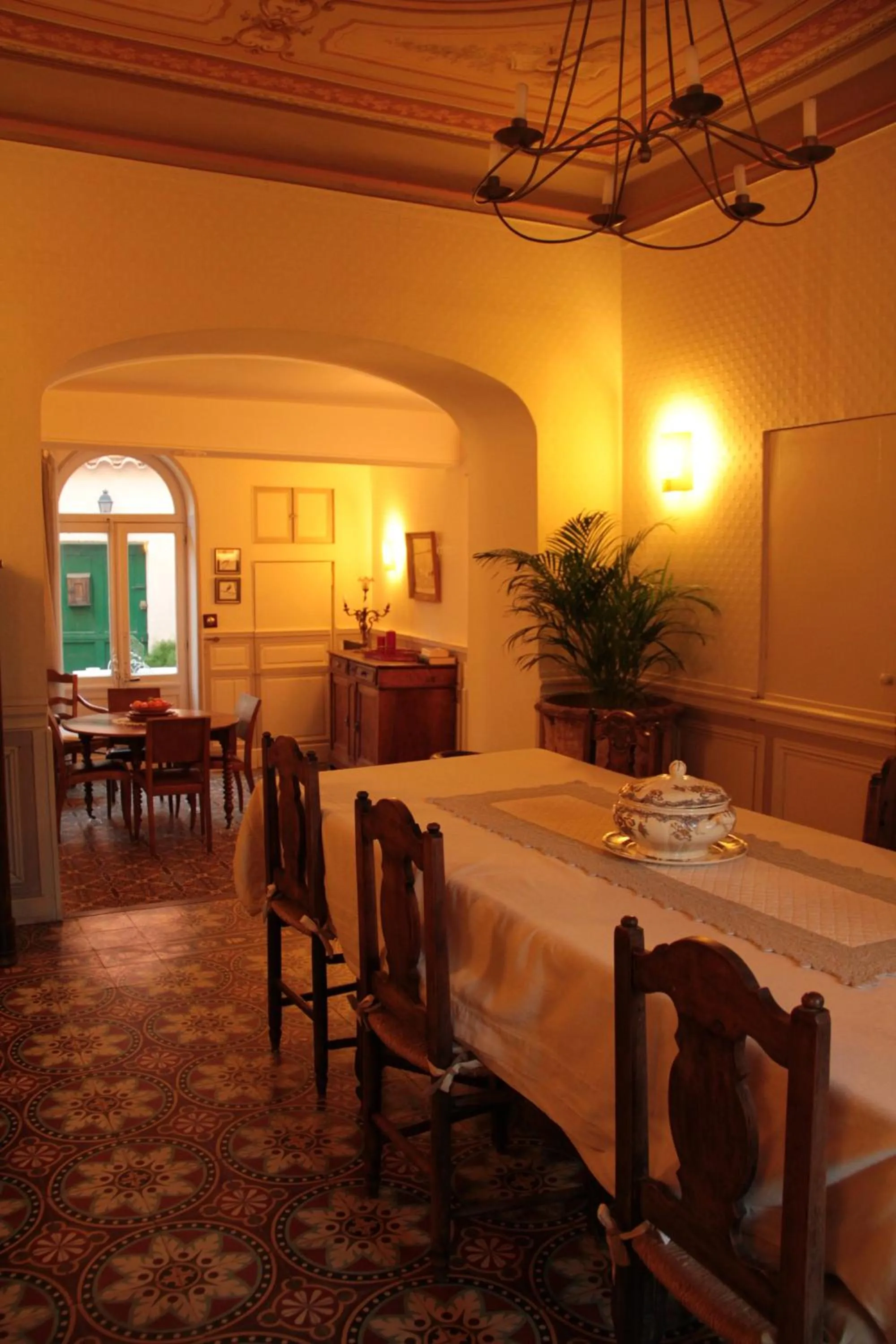 Dining area in Anges Gardiens