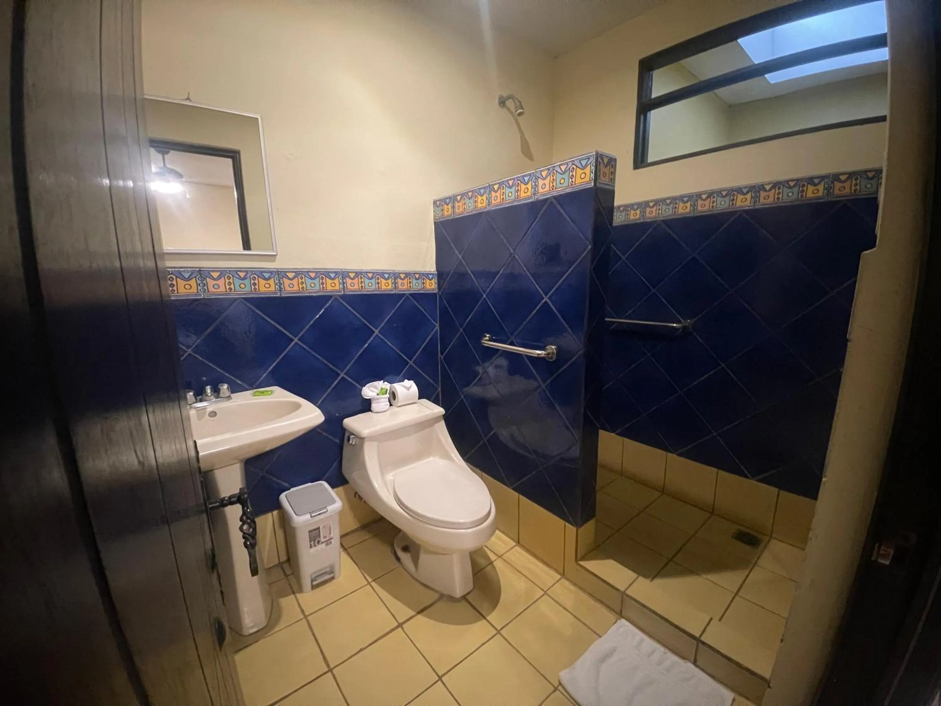 Bathroom in Hotel 1915 INN & SUITES