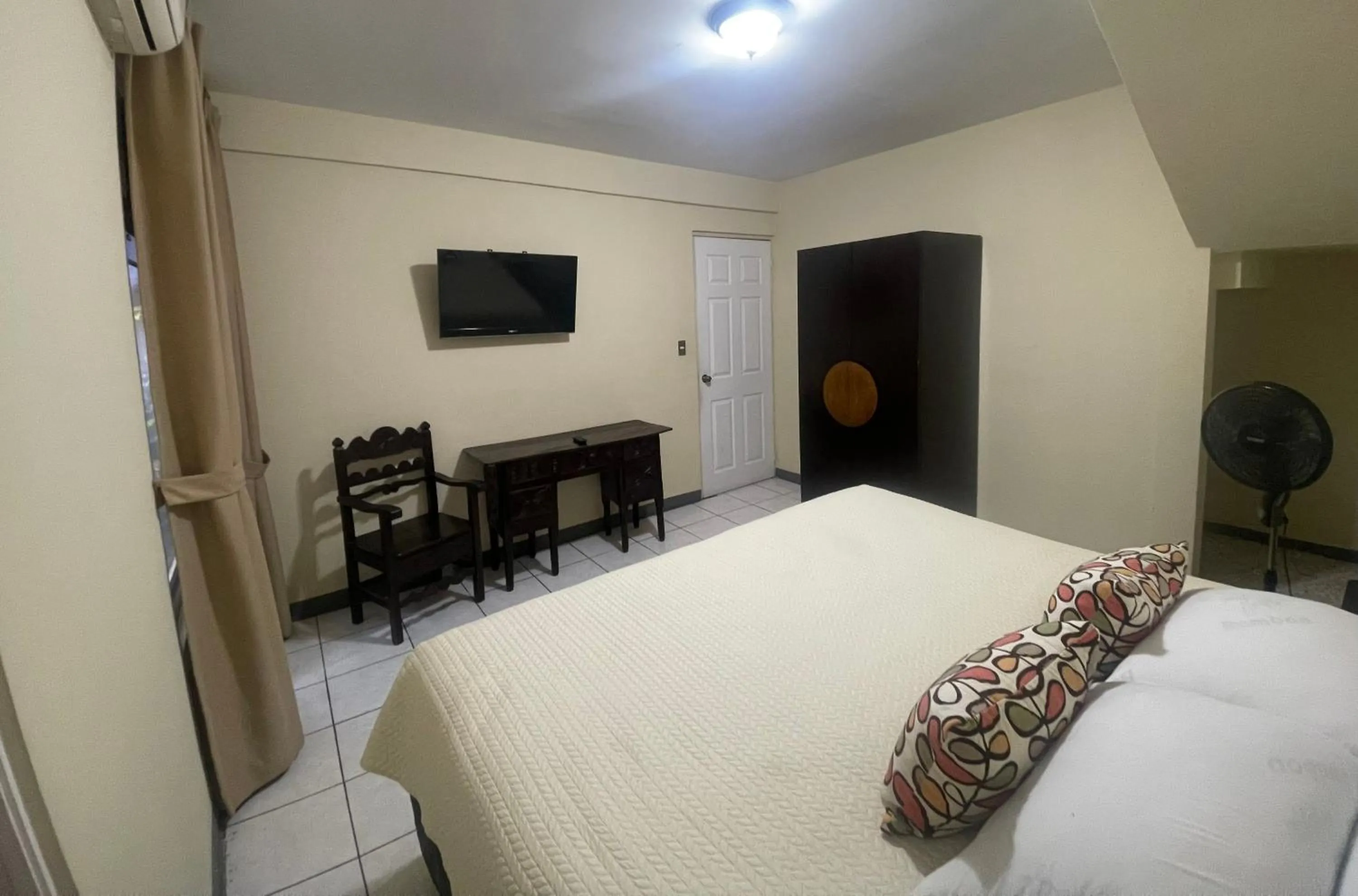 Photo of the whole room, Bed in Hotel 1915 INN & SUITES