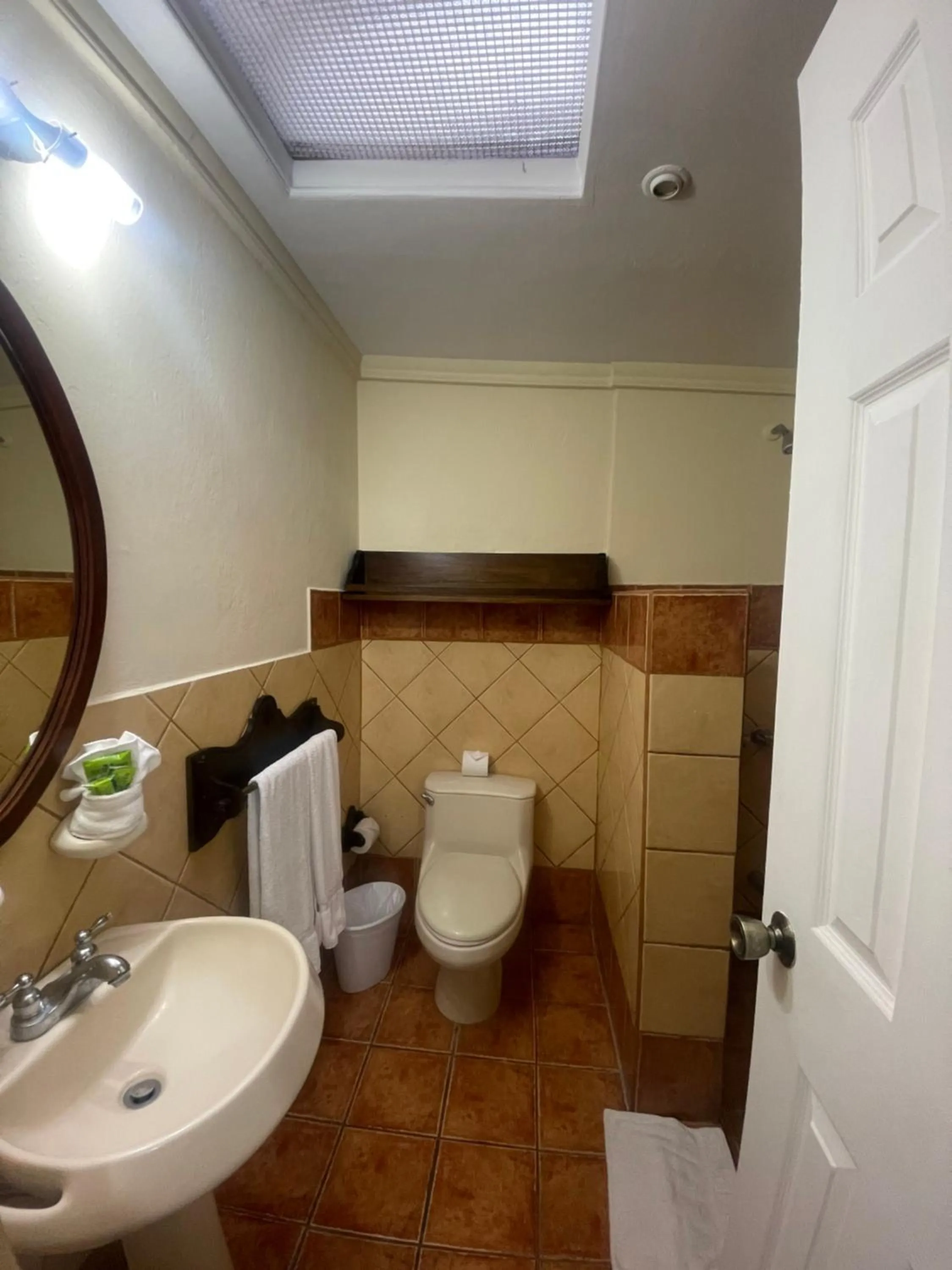 Bathroom in Hotel 1915 INN & SUITES