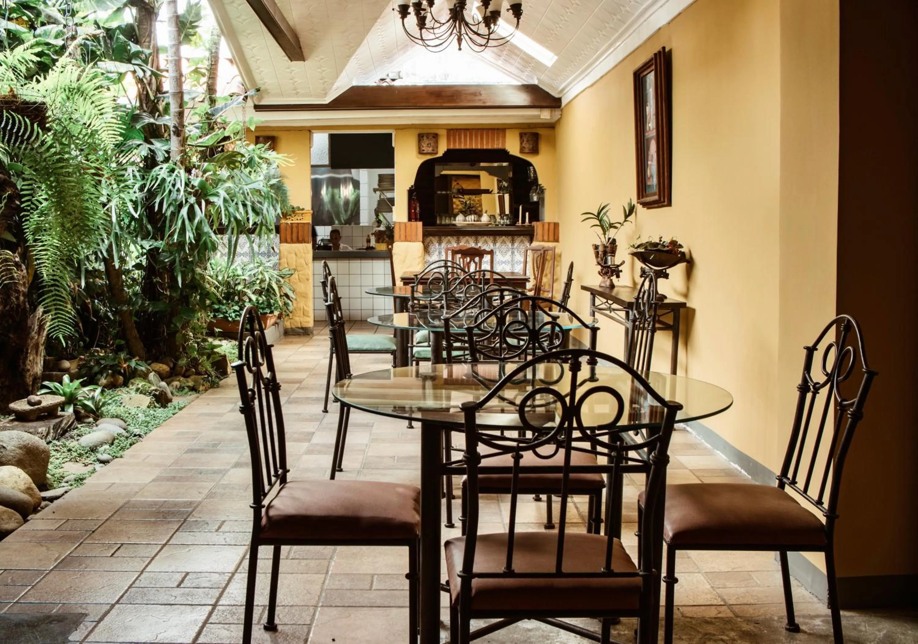 Restaurant/places to eat in Hotel 1915 INN & SUITES