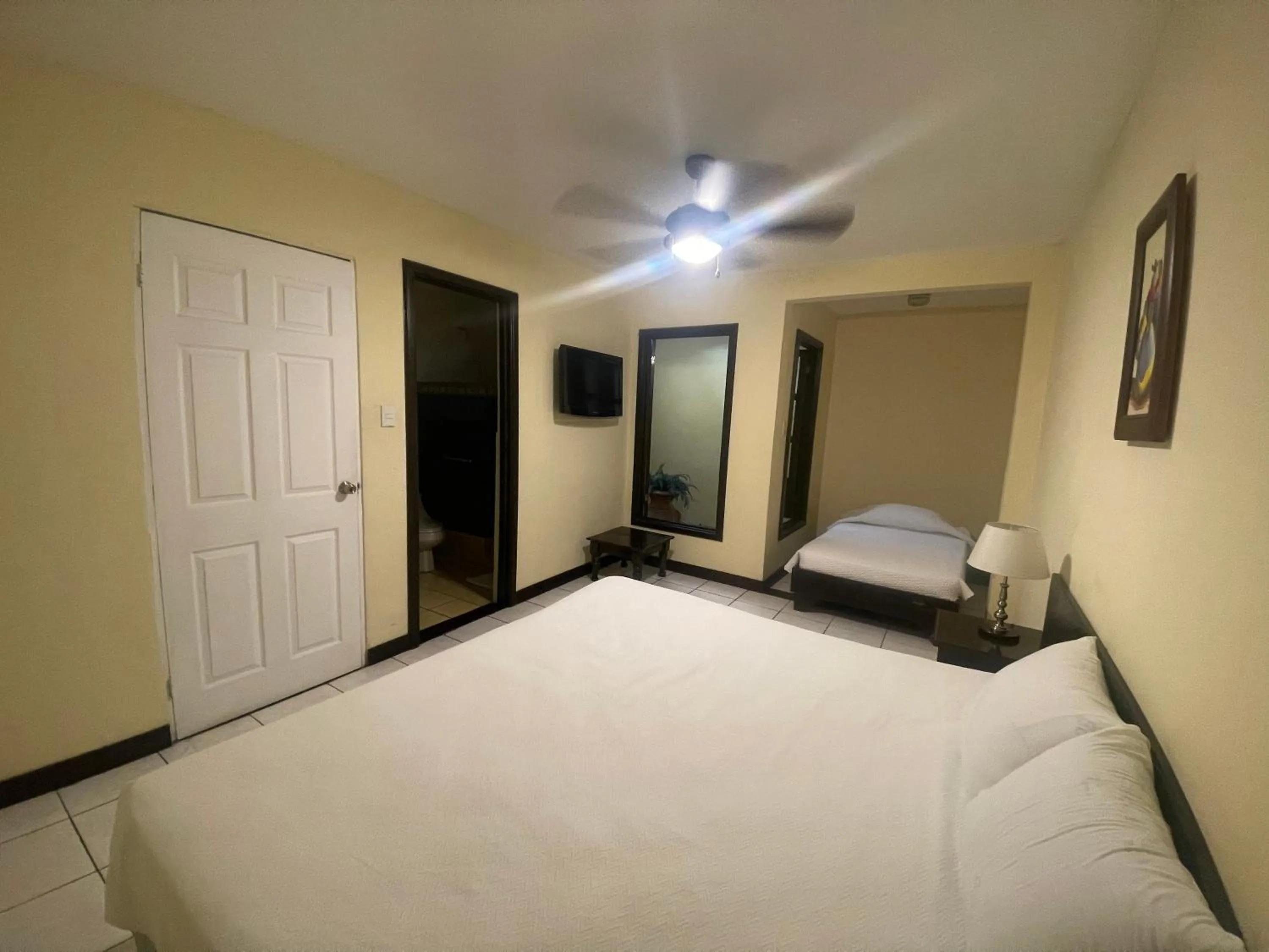 Photo of the whole room, Bed in Hotel 1915 INN & SUITES