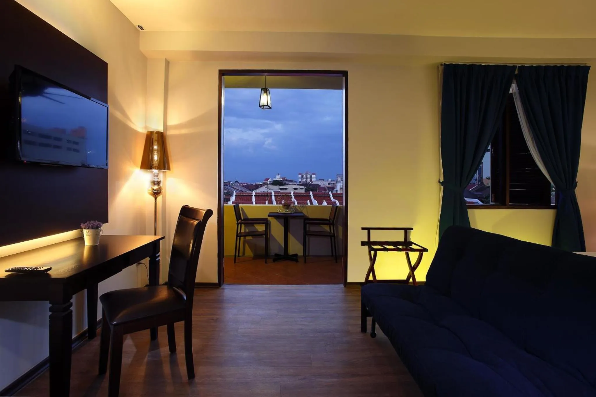 Balcony/Terrace, Bed in Kimberley Hotel Georgetown