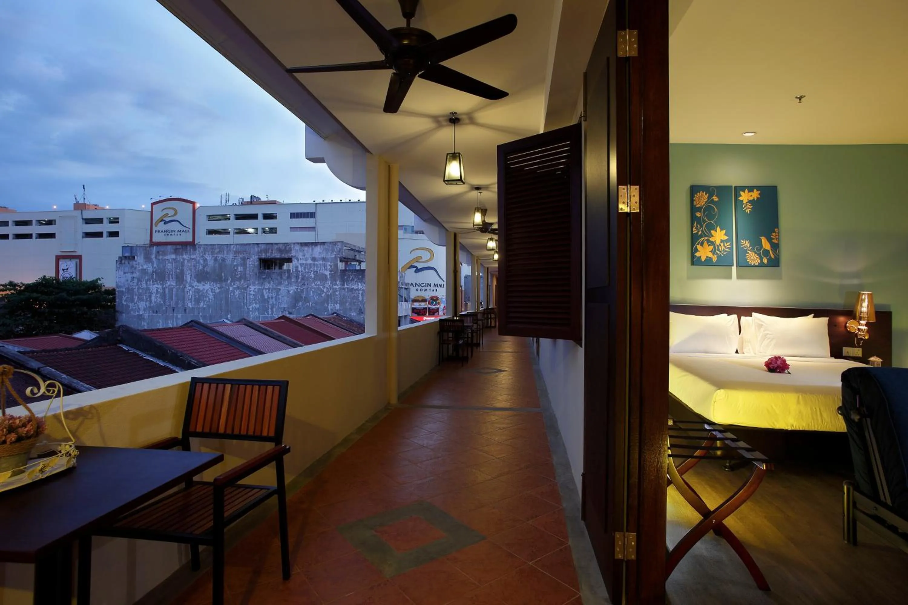 Balcony/Terrace, Bed in Kimberley Hotel Georgetown