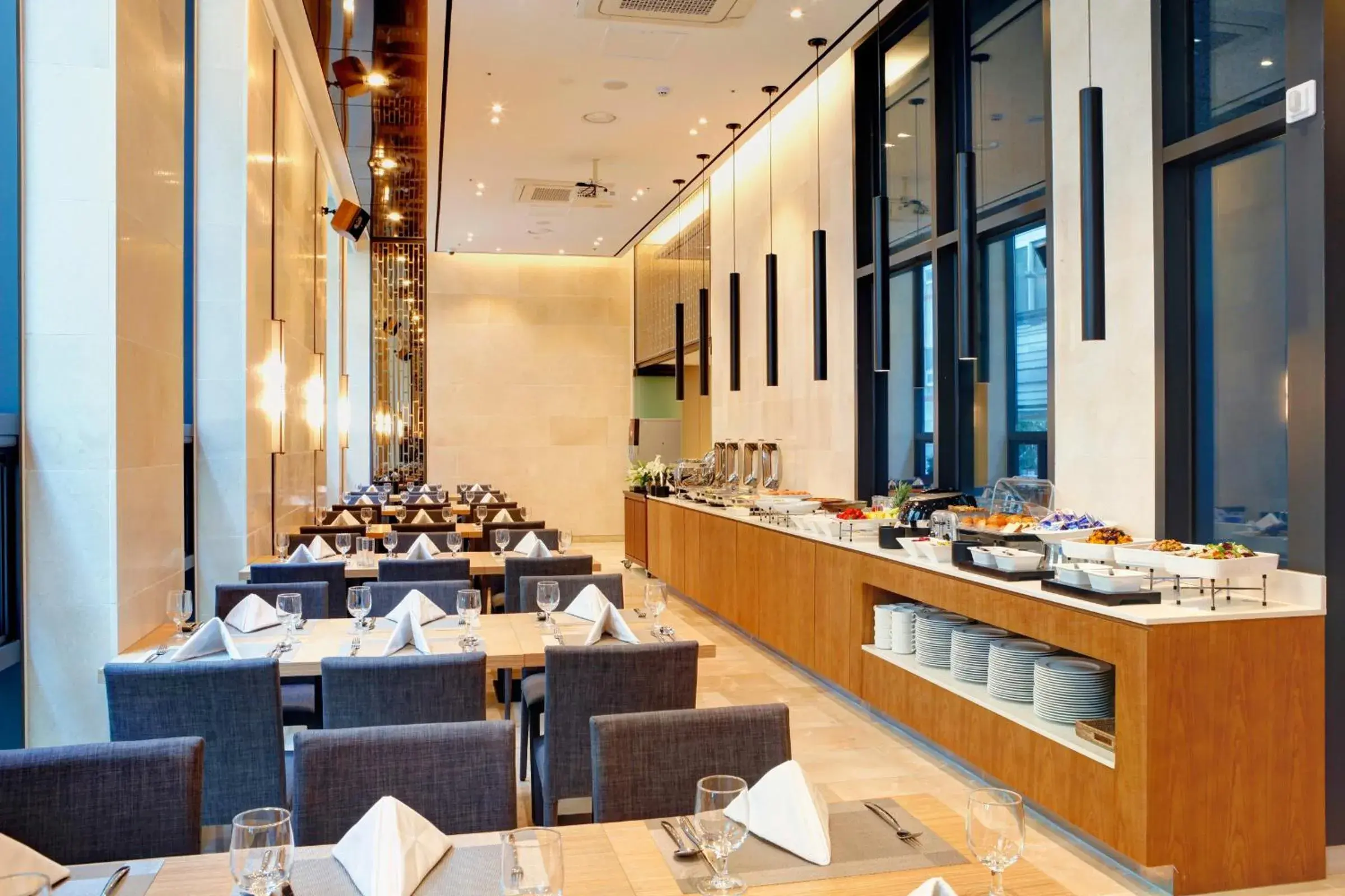 Restaurant/places to eat in ON City Hotel Restaurant/places to eat in ON City Hotel