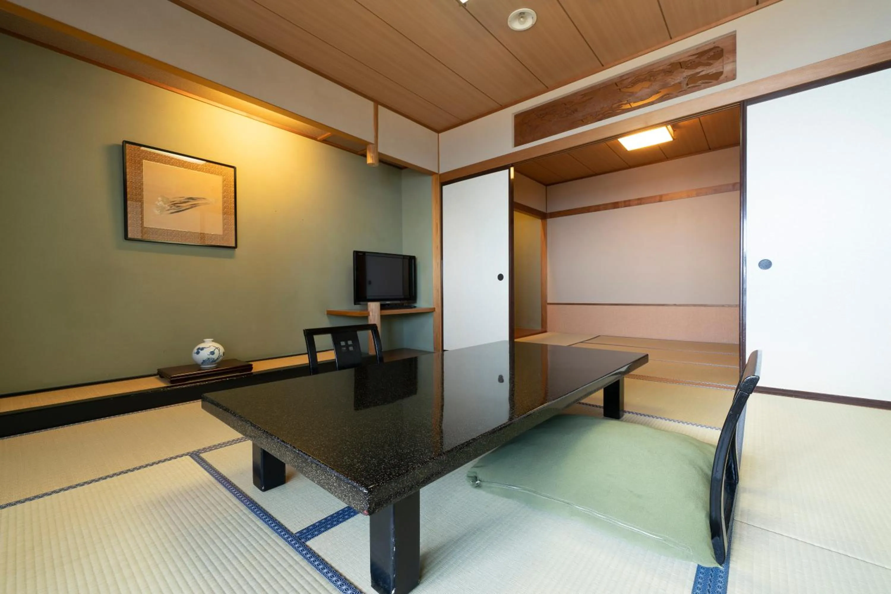 Photo of the whole room in Tsuruya Kisshotei