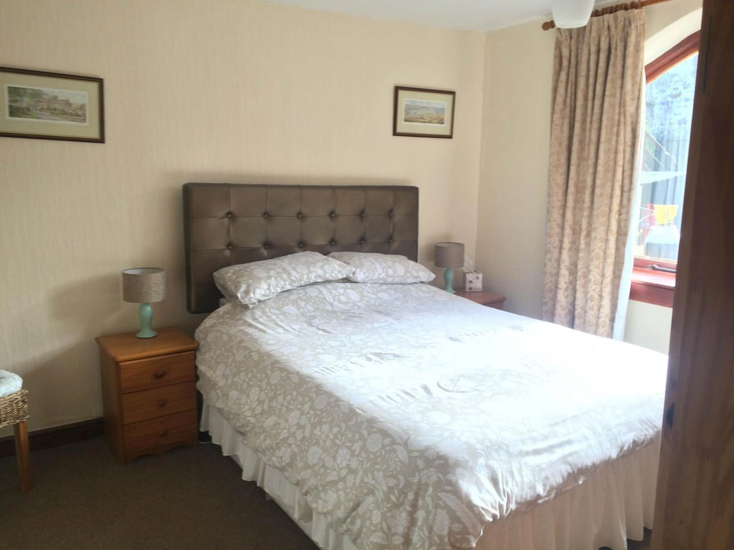 Property building, Bed in The Fox & Hounds Inn