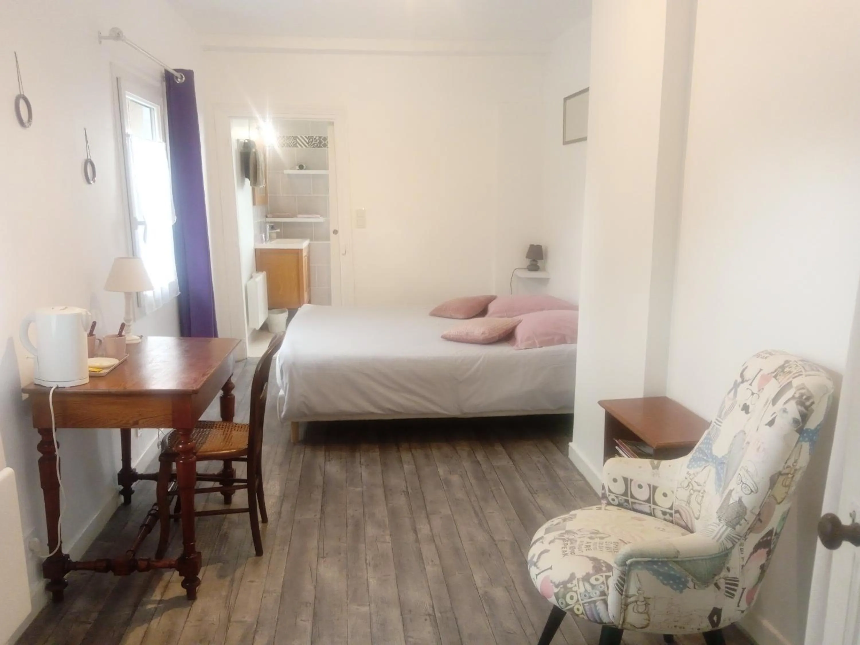 Photo of the whole room, Bed in Les Charmilles