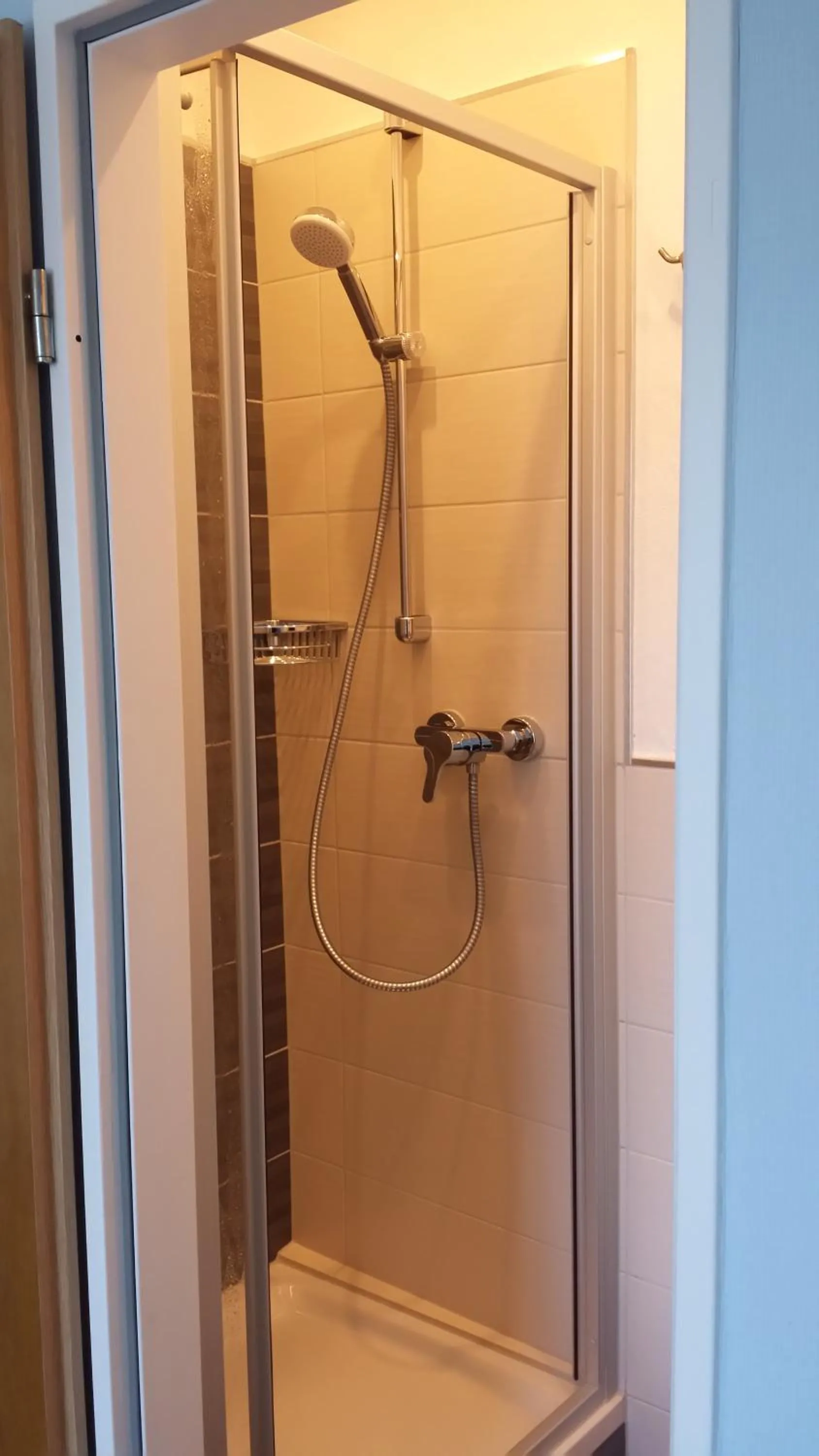 Shower in Der Weinladen