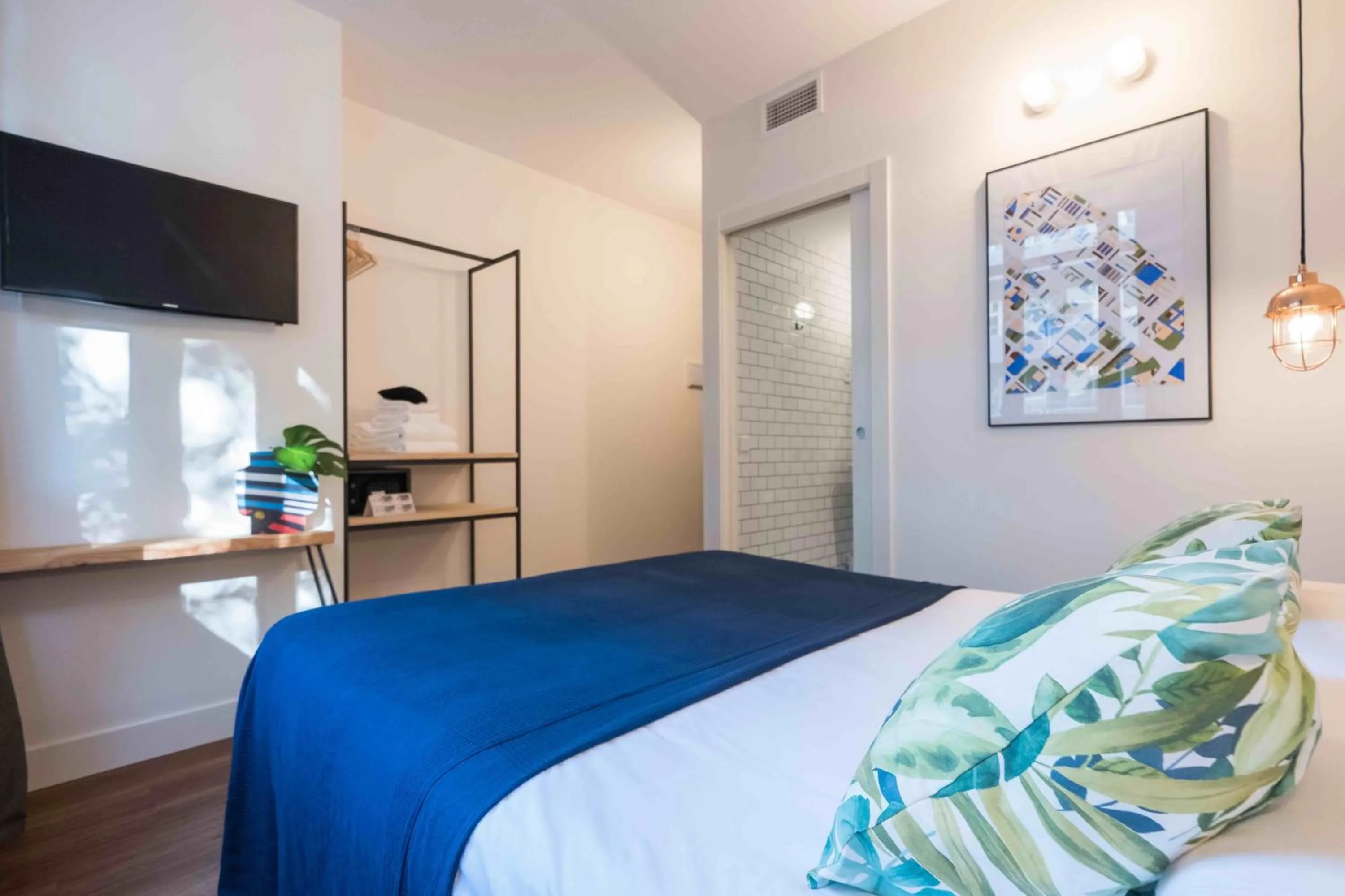 TV and multimedia, Bed in Magatzem 128