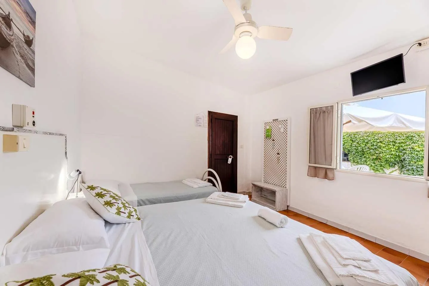 Communal lounge/ TV room, Bed in Hotel Le Ghiaie