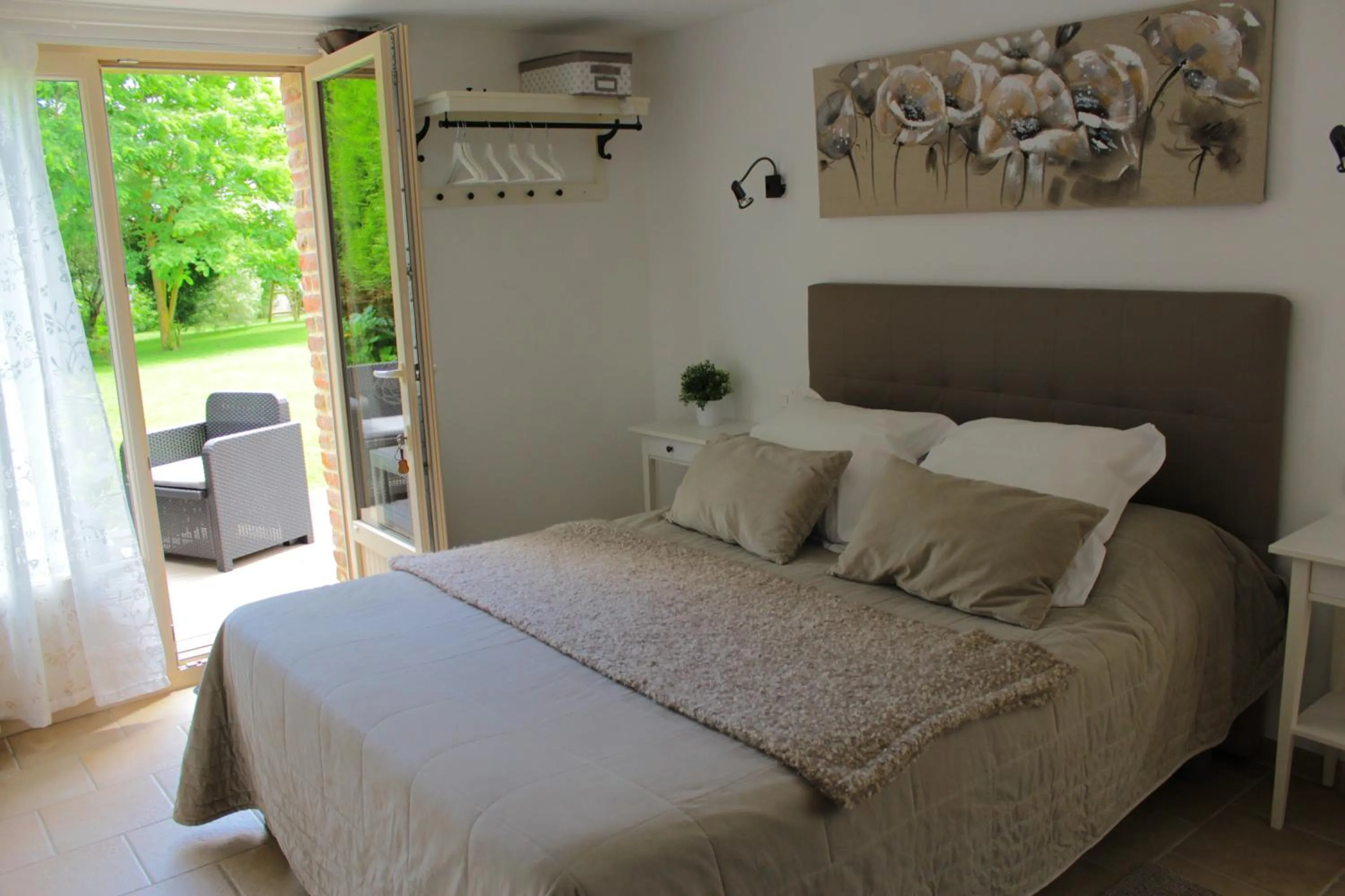 Shower, Bed in Chambres Du Marais