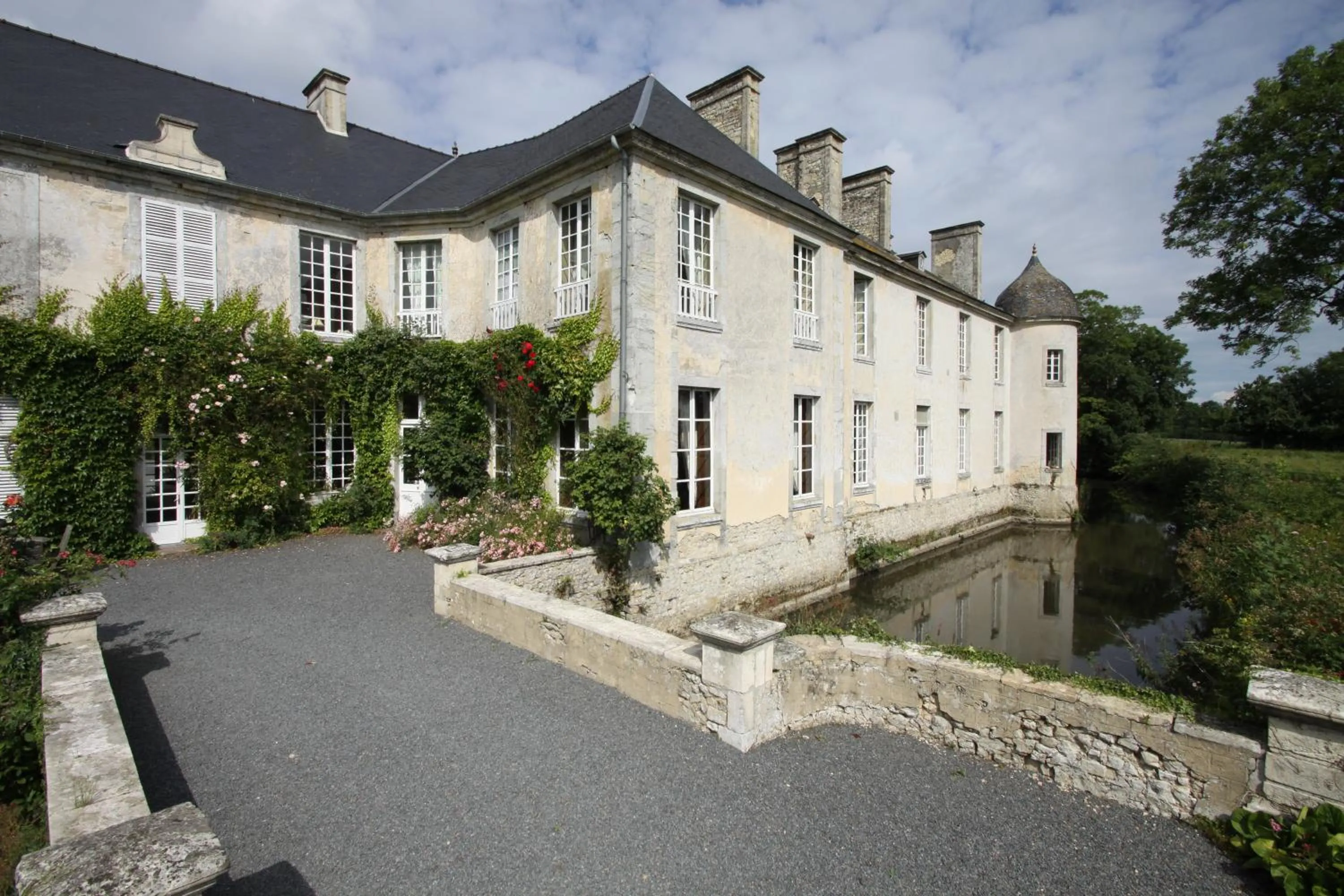 Facade/entrance in Chateau de Vouilly