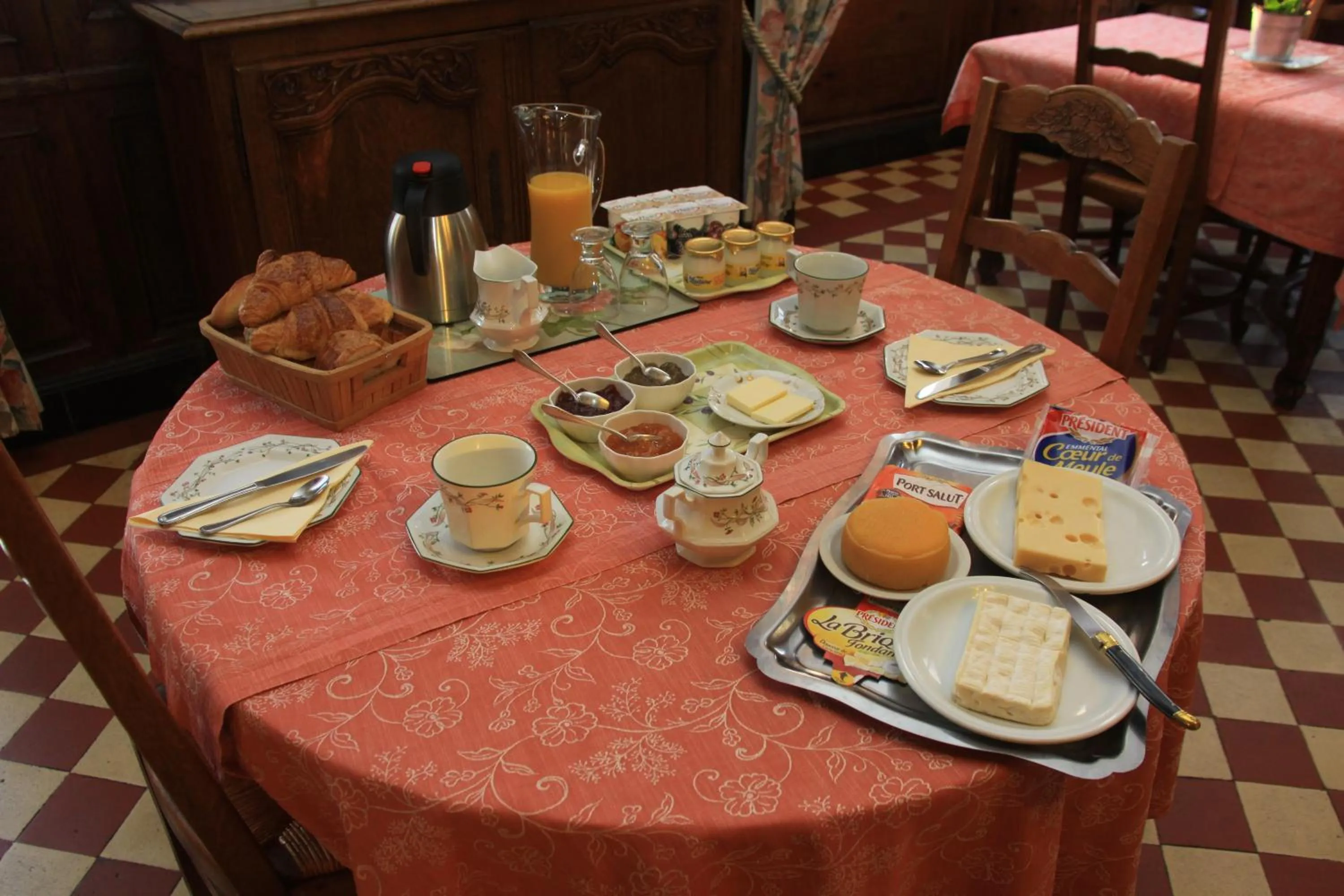 Dining area in Chateau de Vouilly