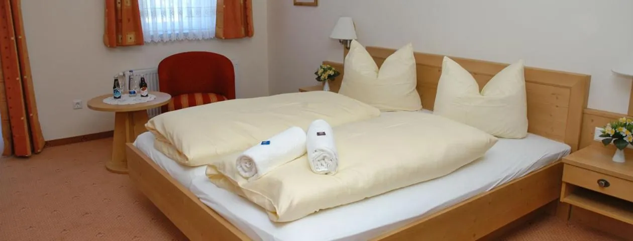 Property building, Bed in Gasthaus Gumping