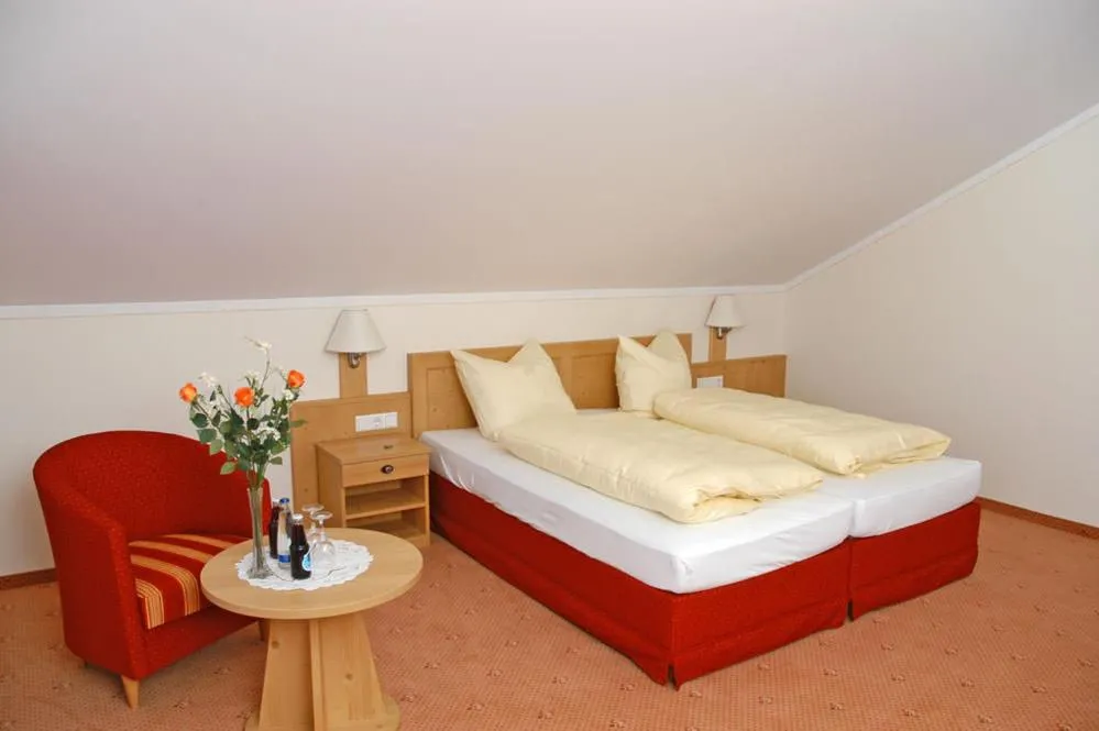 Property building, Bed in Gasthaus Gumping