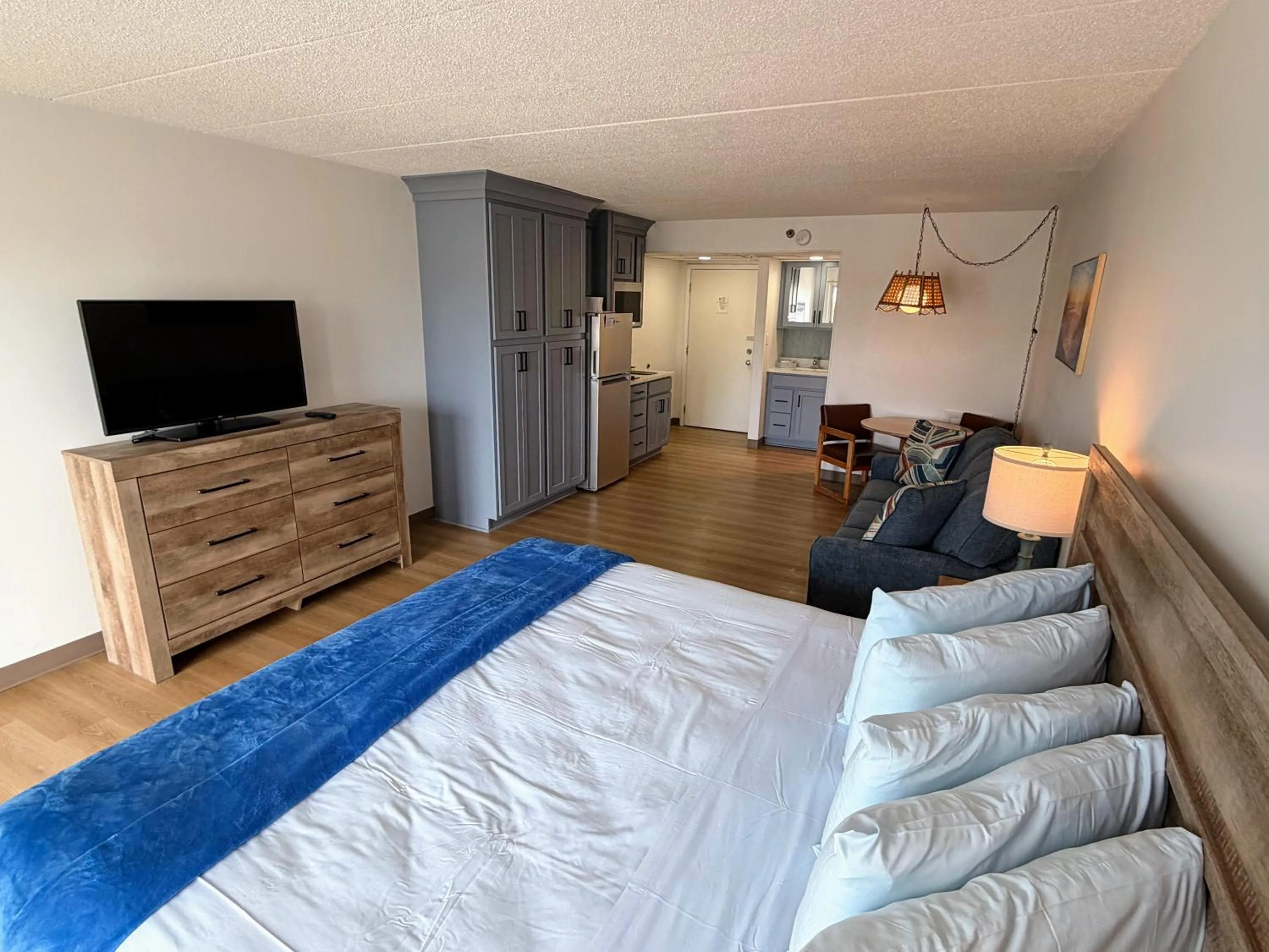 Bedroom, Bed in Beachcomber Motel