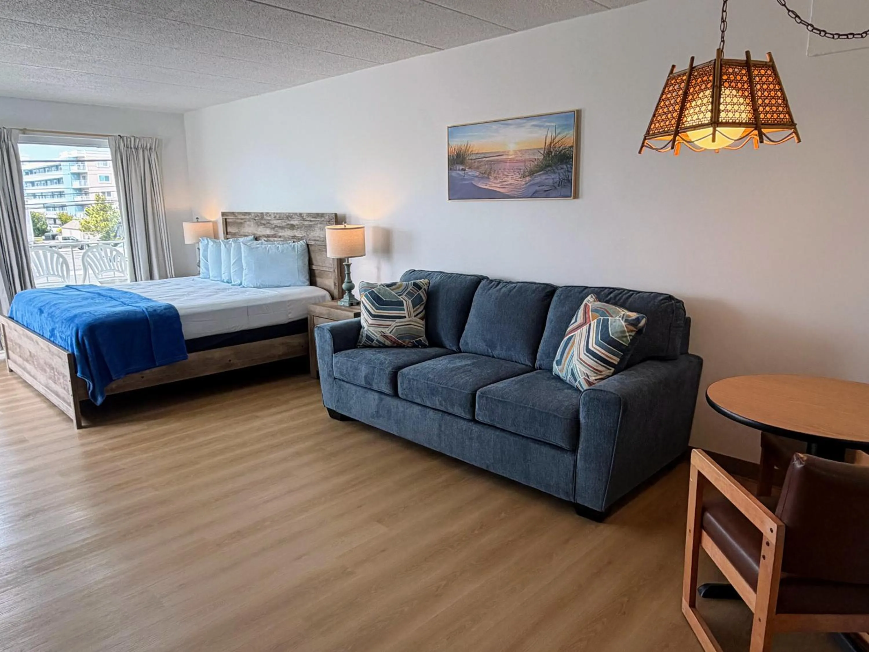 Seating area, Bed in Beachcomber Motel