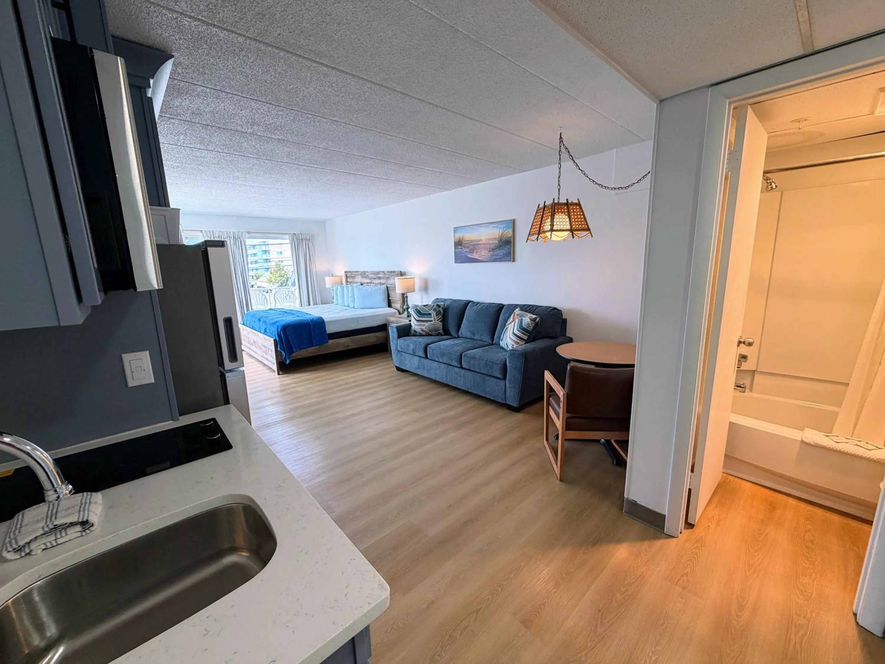 Photo of the whole room, Bed in Beachcomber Motel