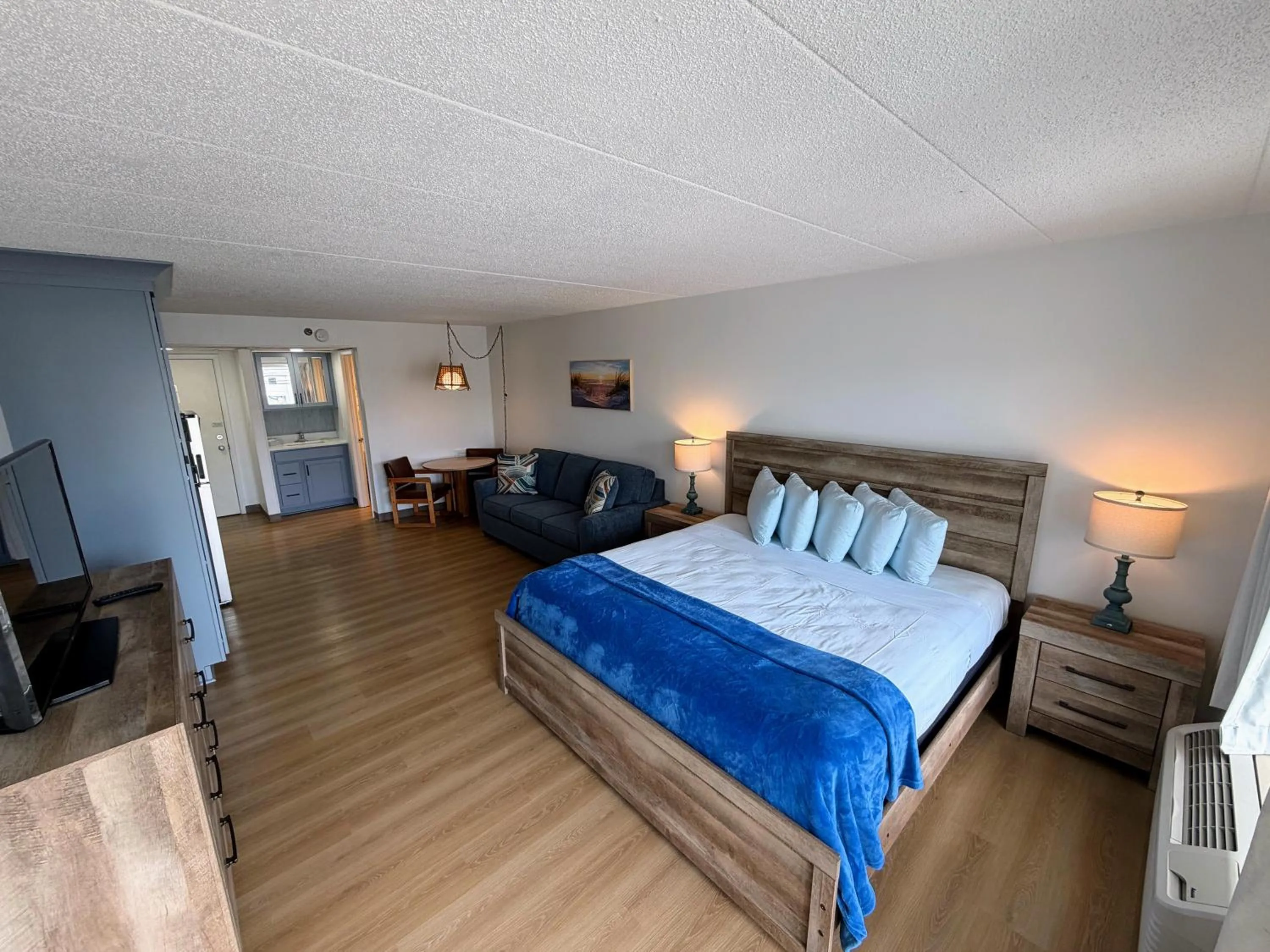 Bedroom, Bed in Beachcomber Motel