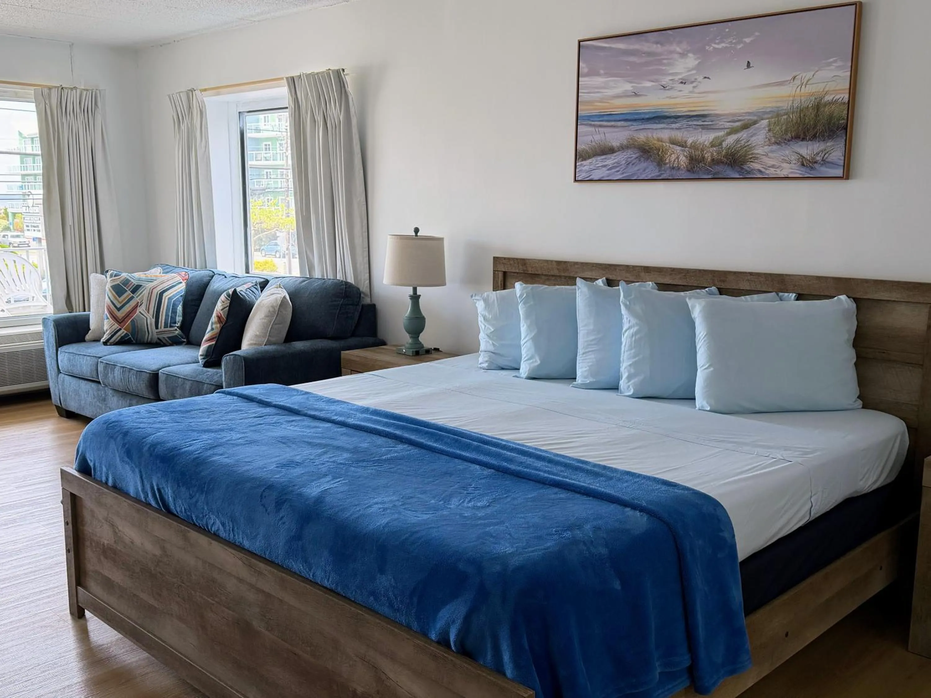 Seating area, Bed in Beachcomber Motel