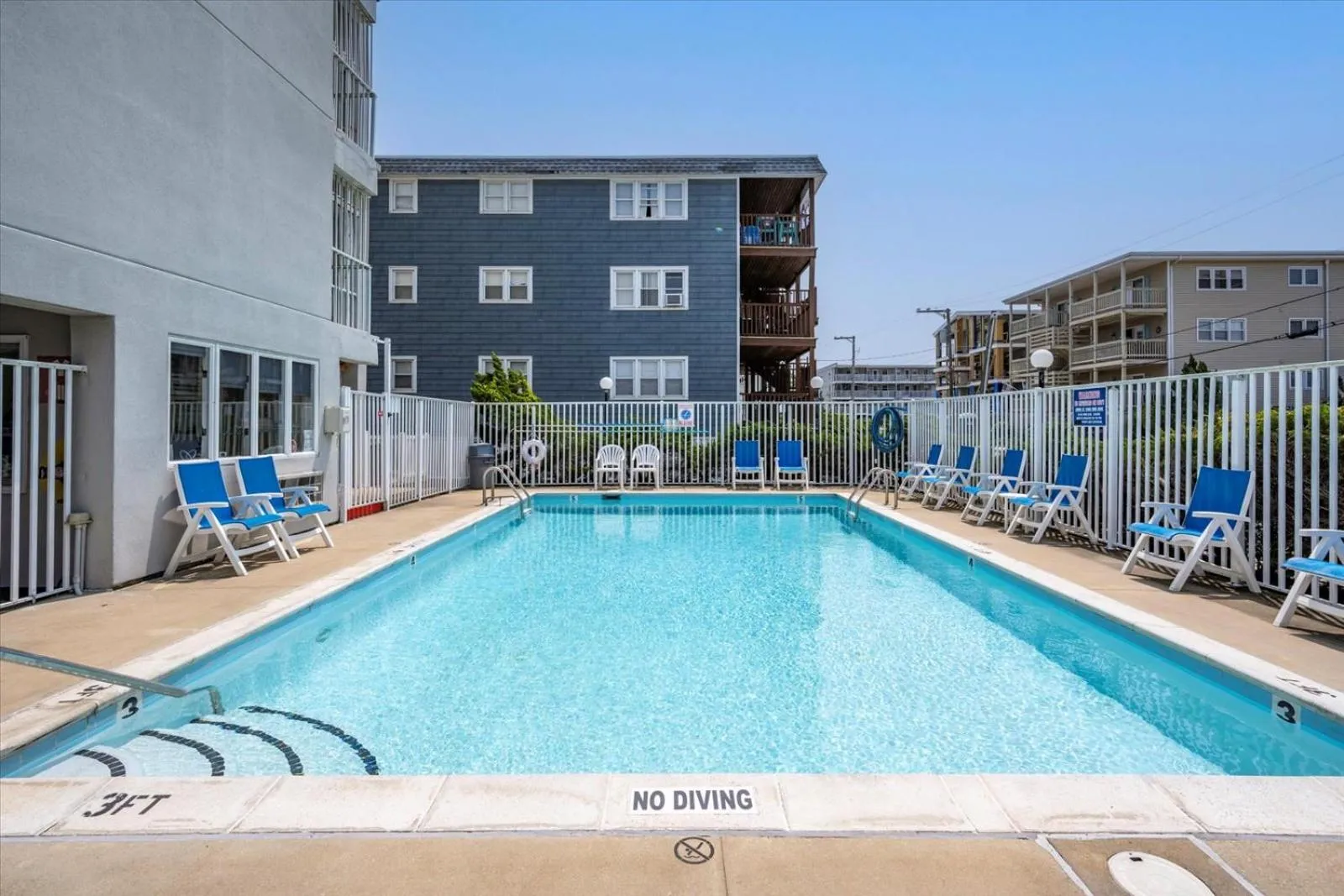 Swimming pool in Beachcomber Motel