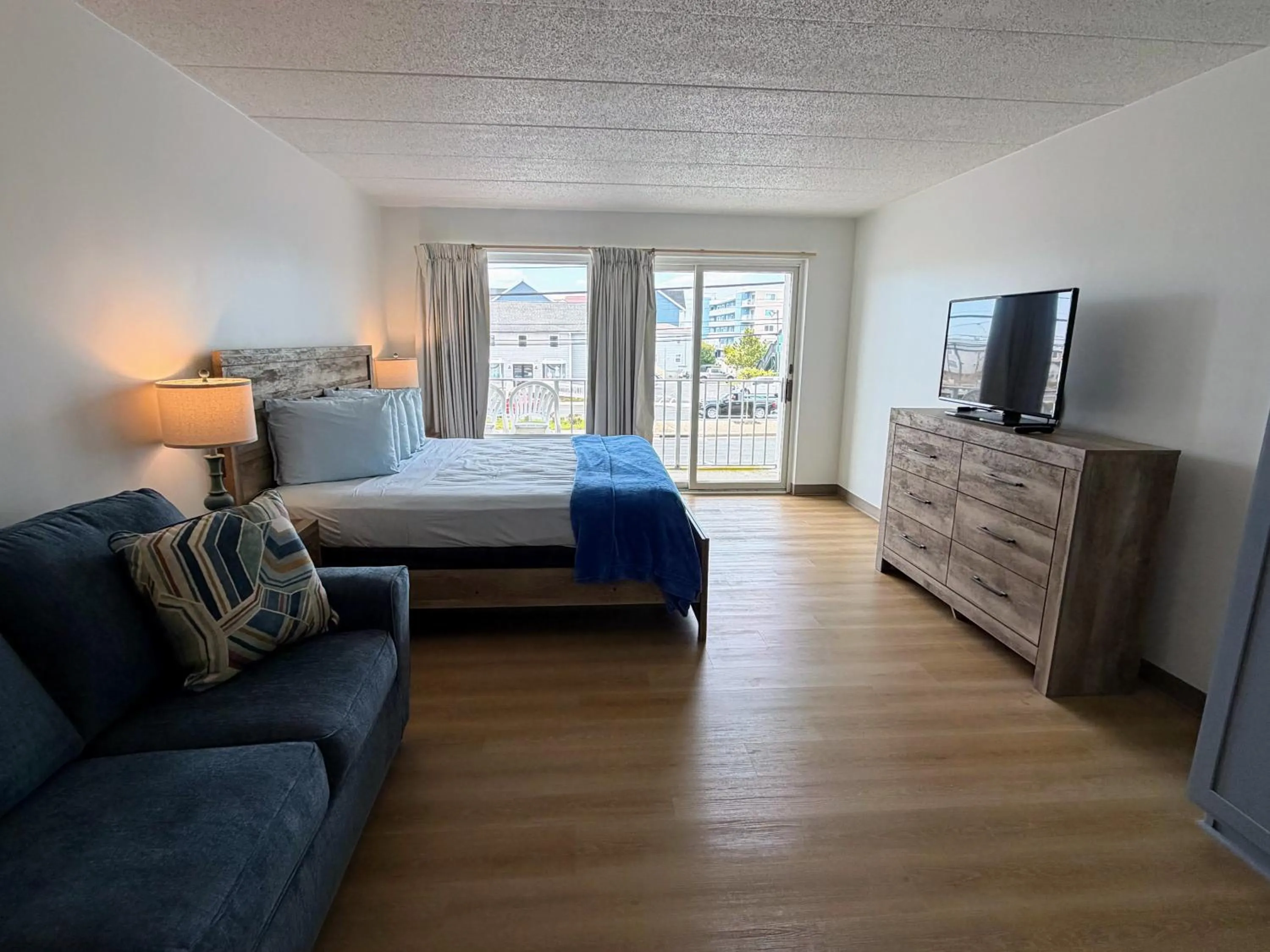 Bedroom, Bed in Beachcomber Motel