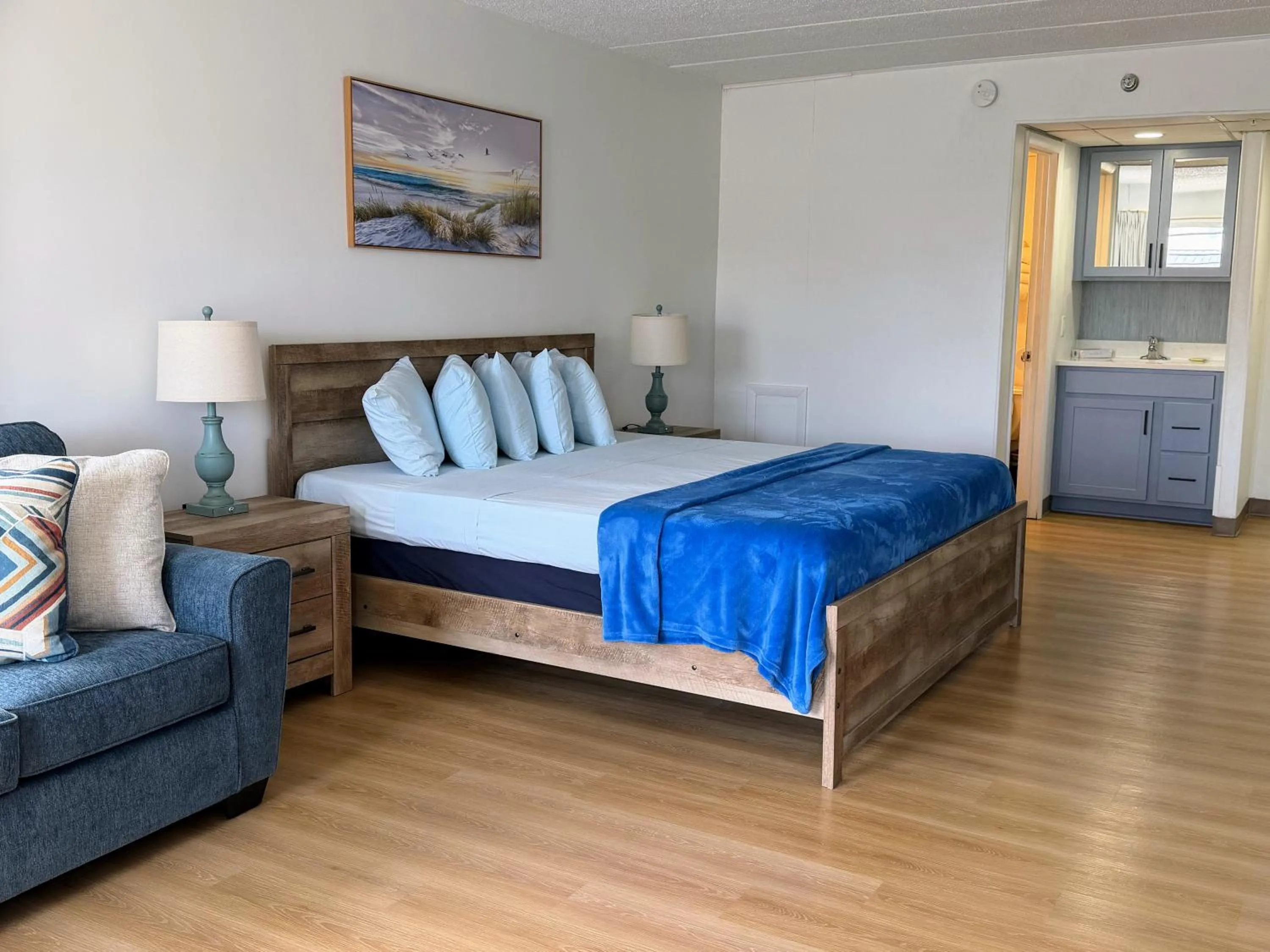 Bedroom, Bed in Beachcomber Motel