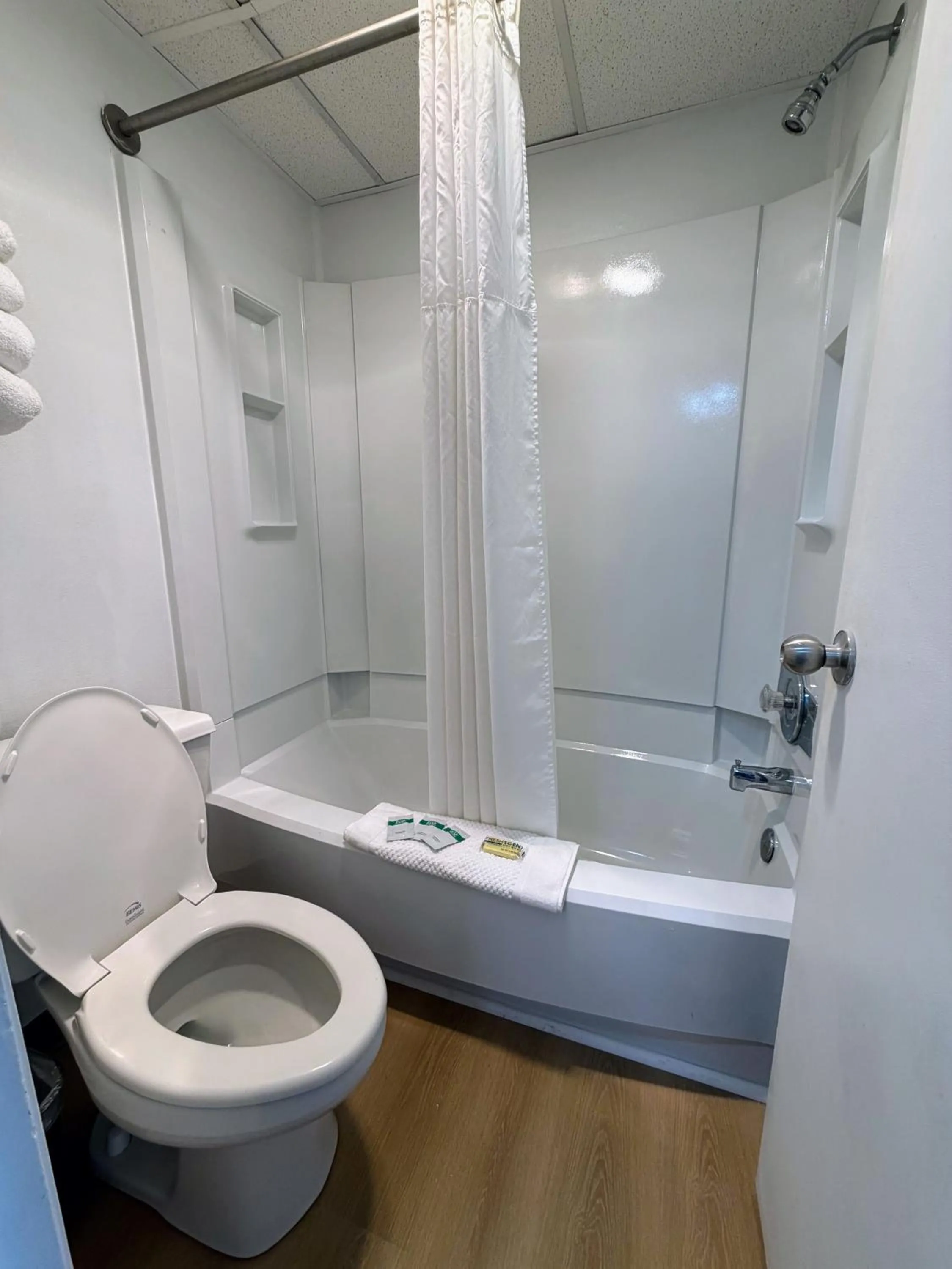 Bathroom in Beachcomber Motel