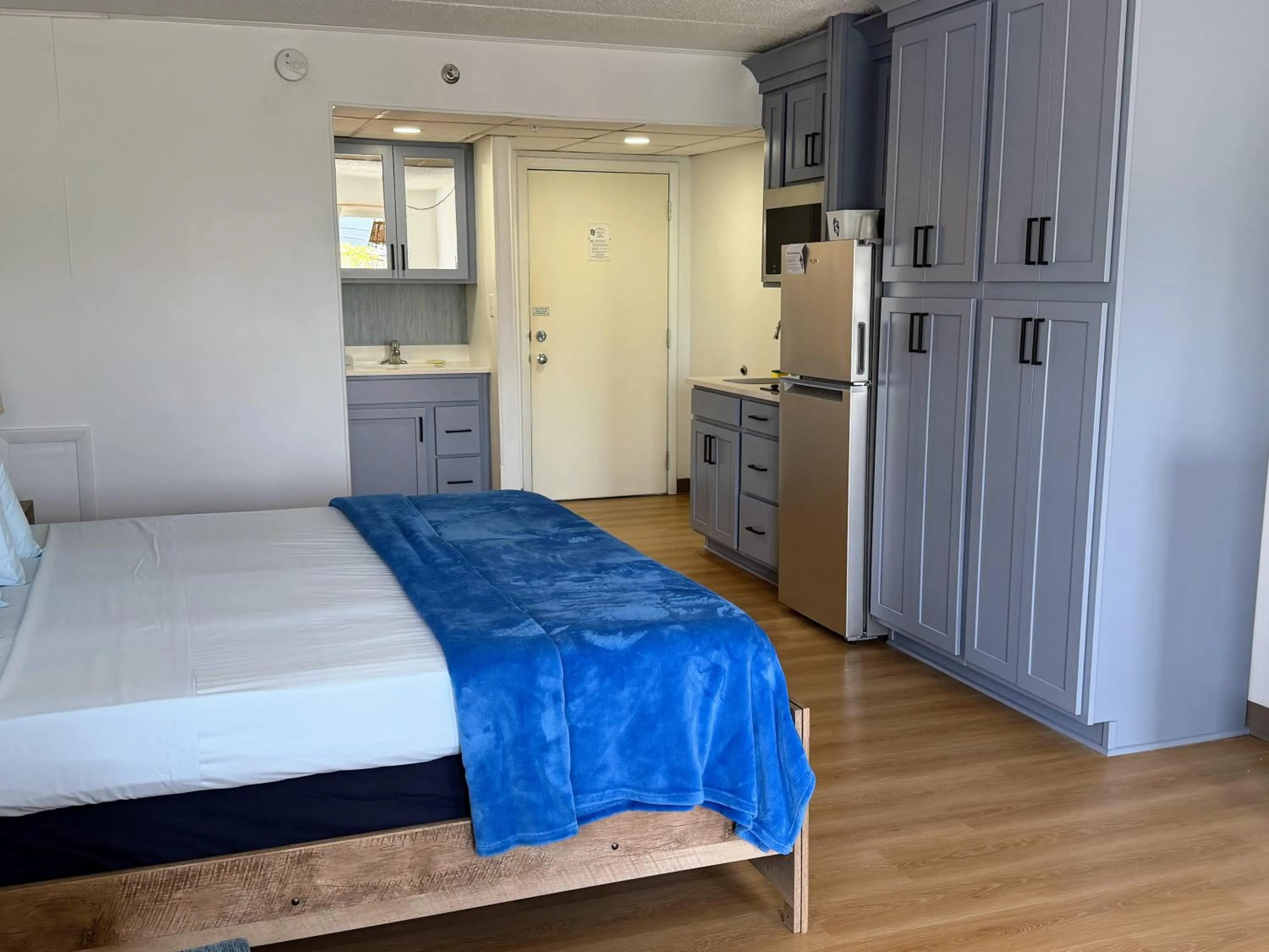 Bed in Beachcomber Motel