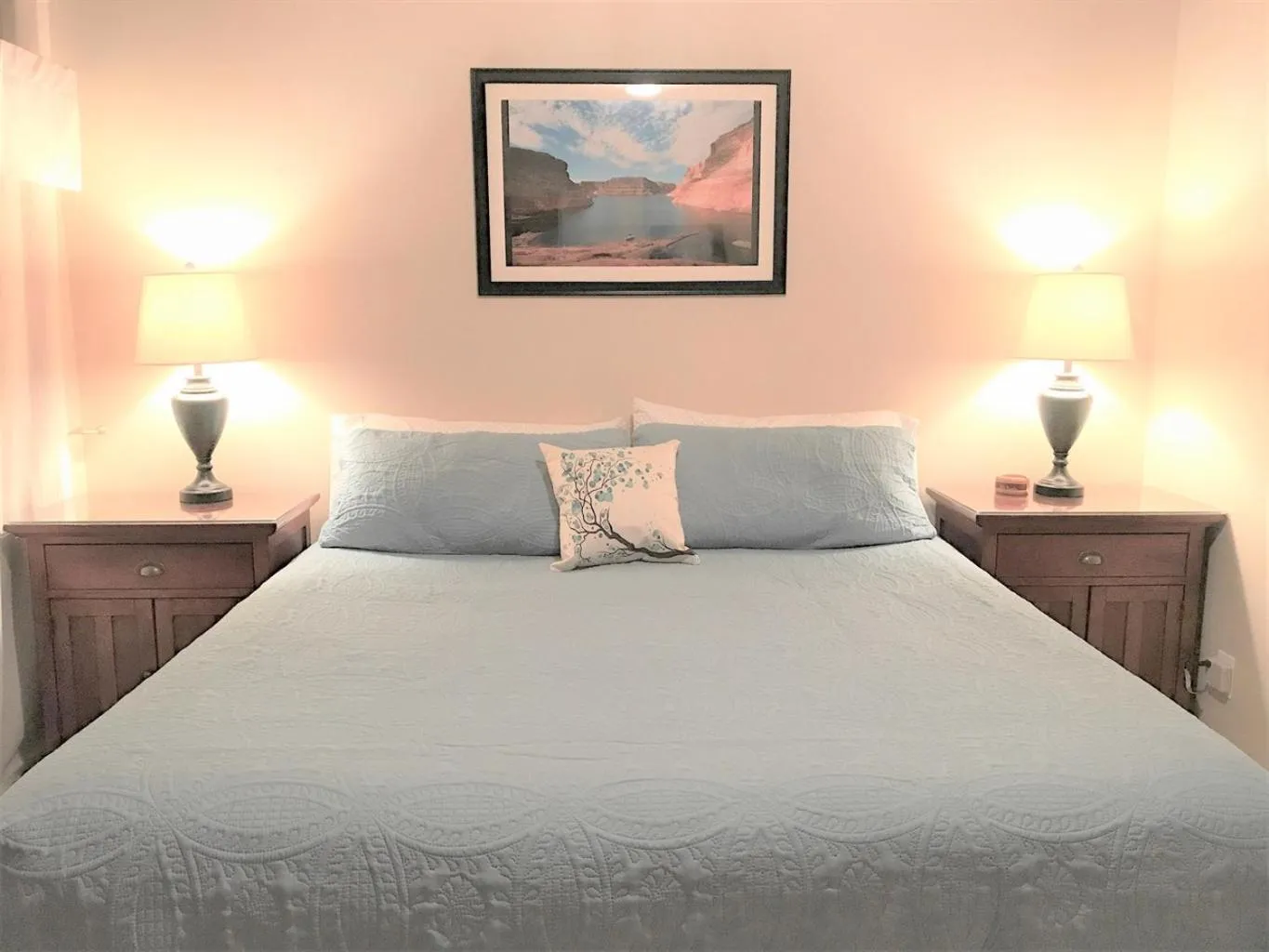 Bed in Local VIEW Pet Friendly BOAT Parking Close to Antelope Canyon HorseshoeBend