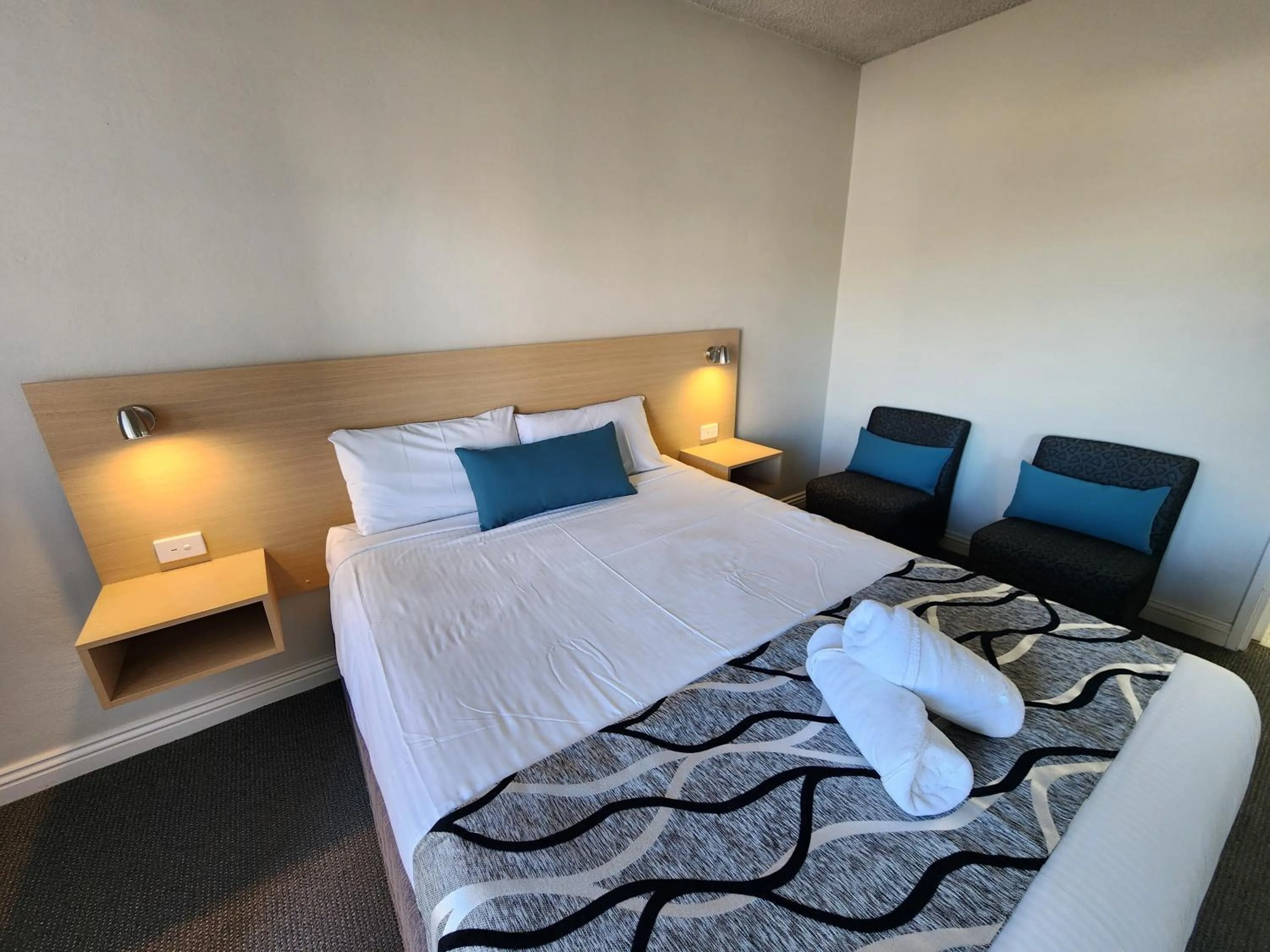 Bed in Country Gardens Motel