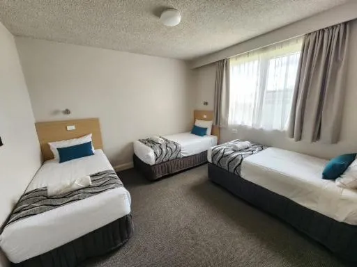 Bed in Country Gardens Motel