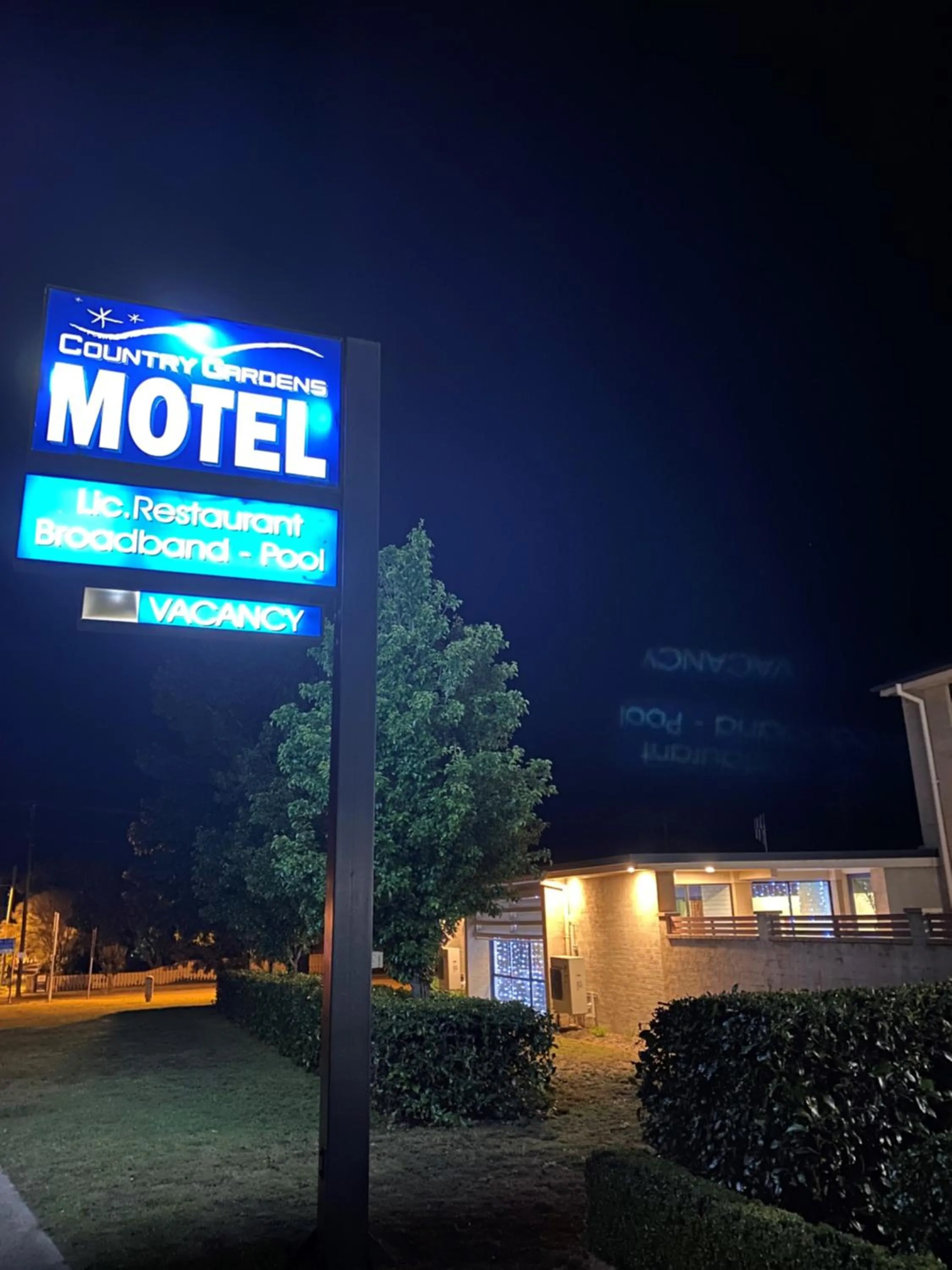 Restaurant/places to eat in Country Gardens Motel