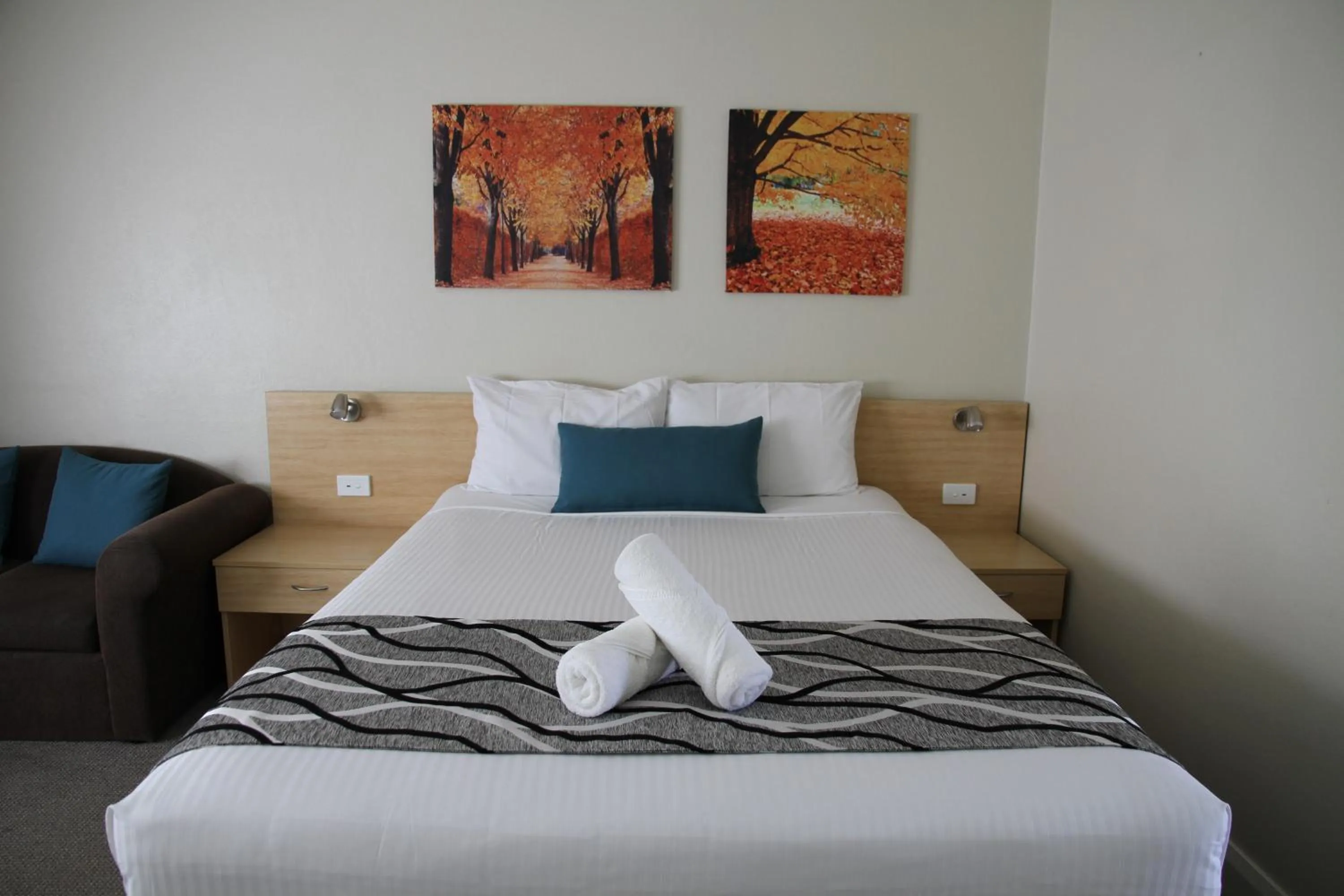 Bed in Country Gardens Motel