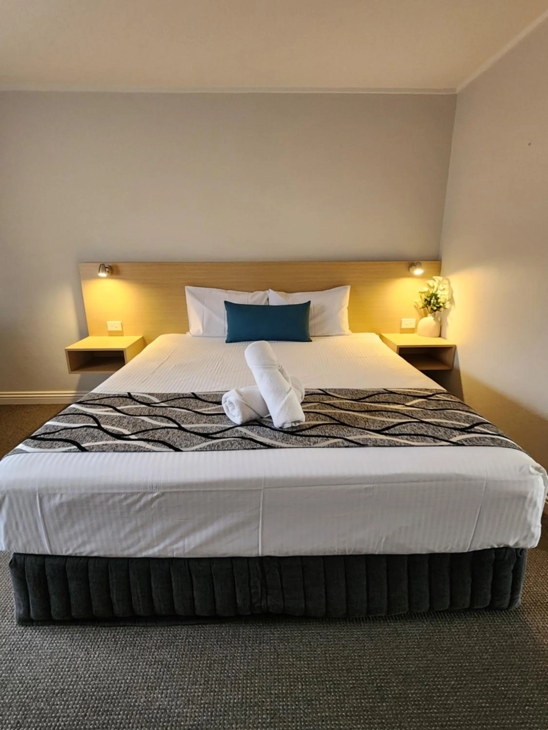 Bed in Country Gardens Motel