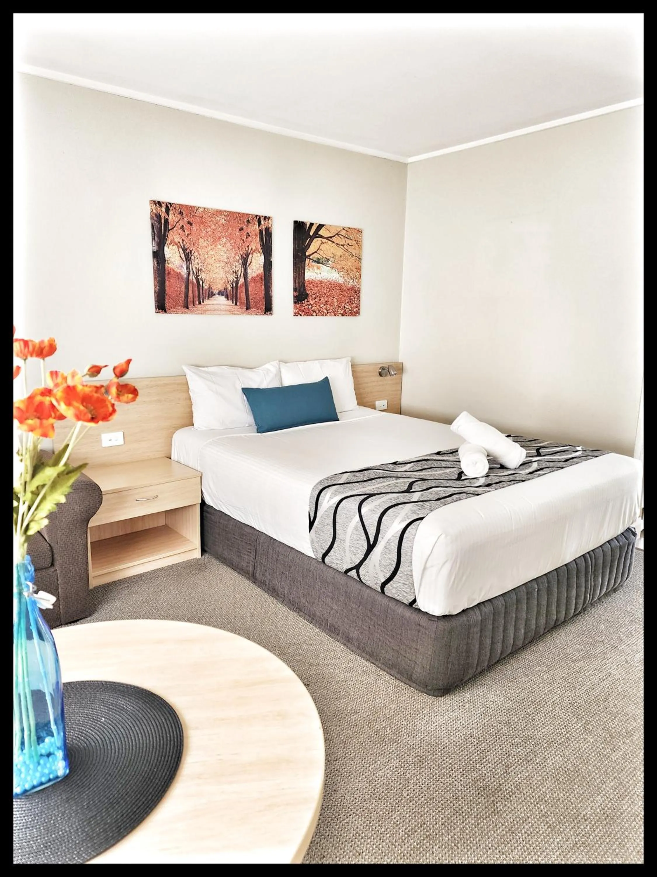 Bed in Country Gardens Motel