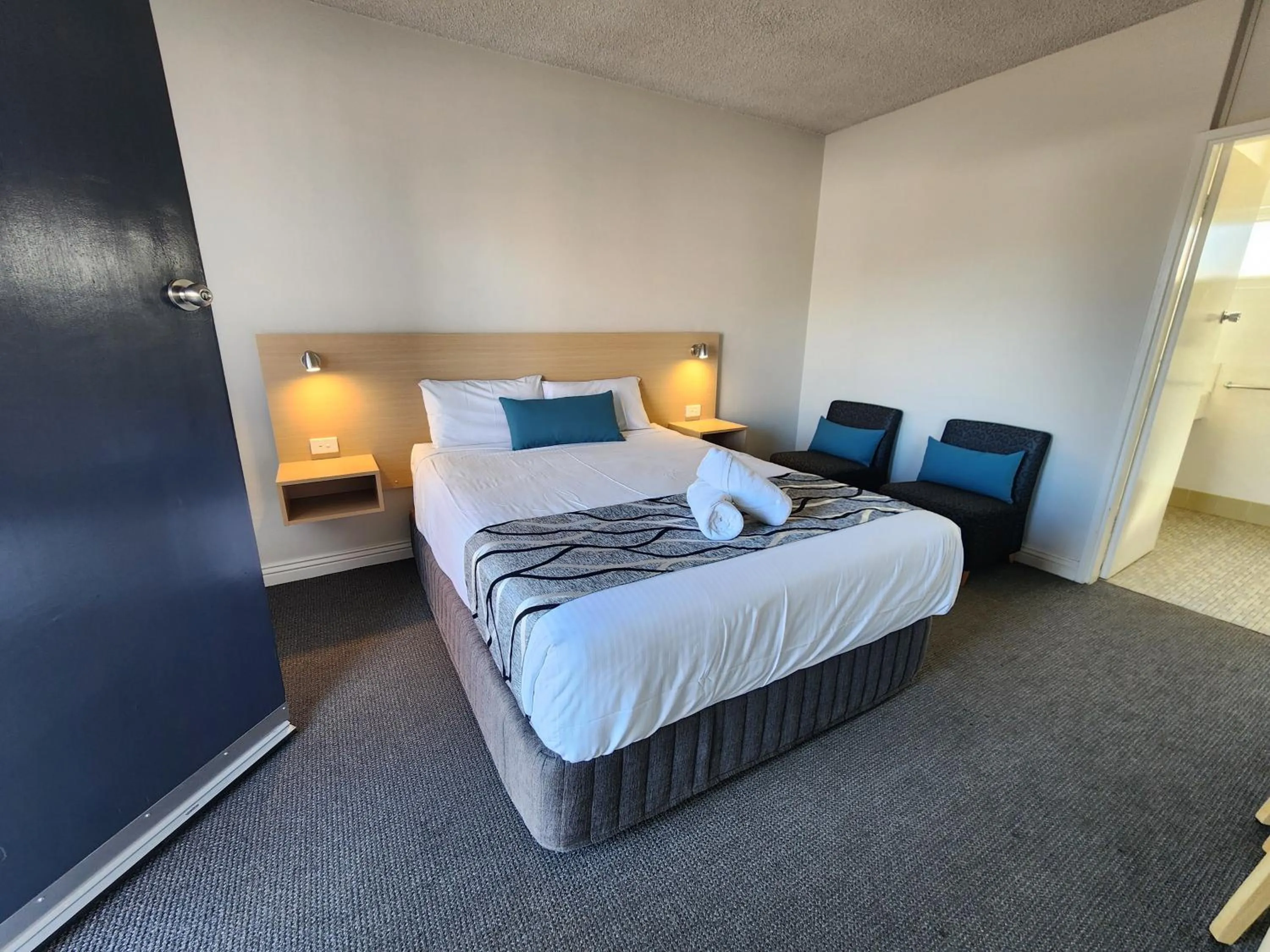 Bed in Country Gardens Motel