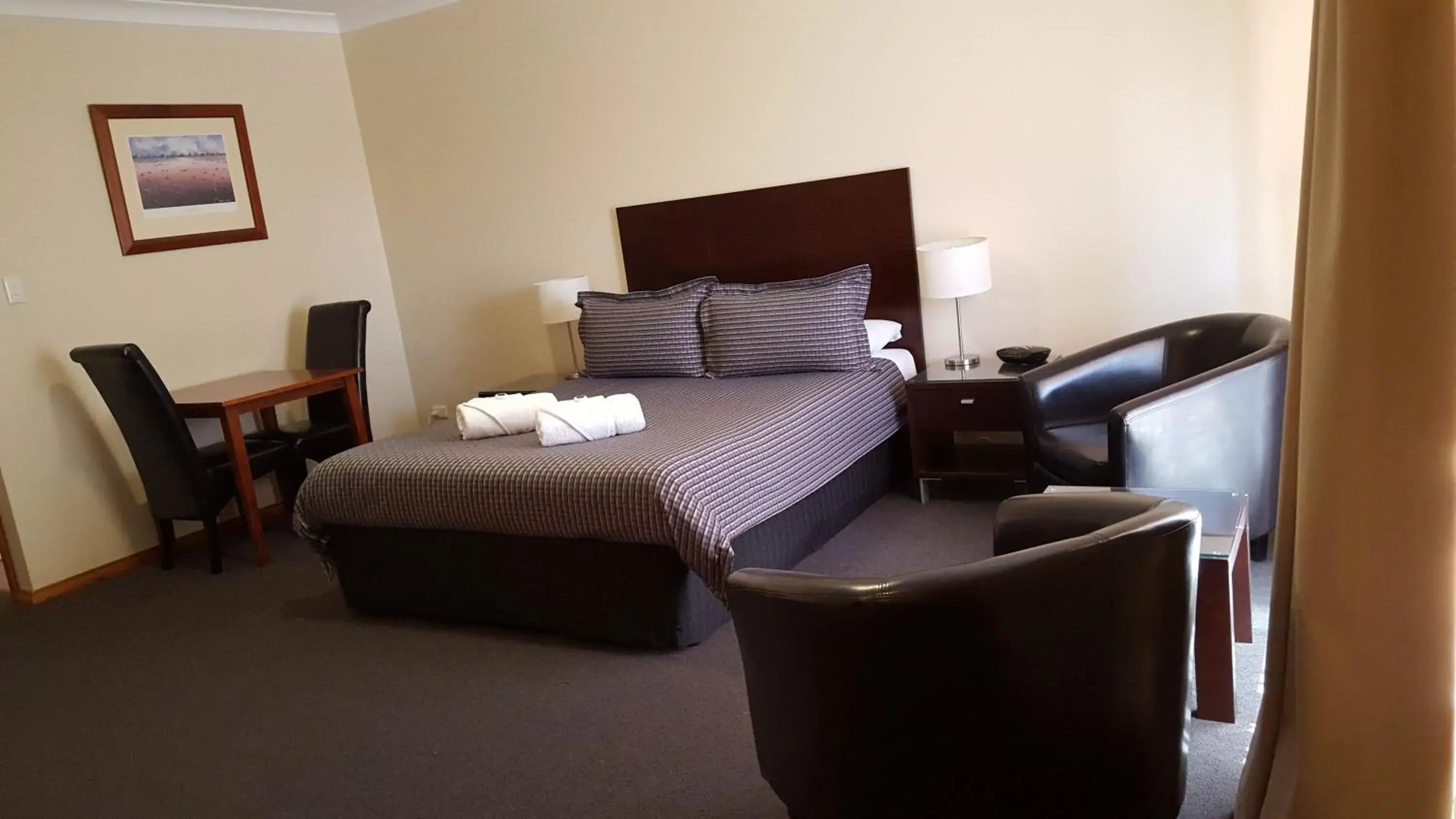 Queen Room in Gateway Motor Inn Queen Room in Gateway Motor Inn