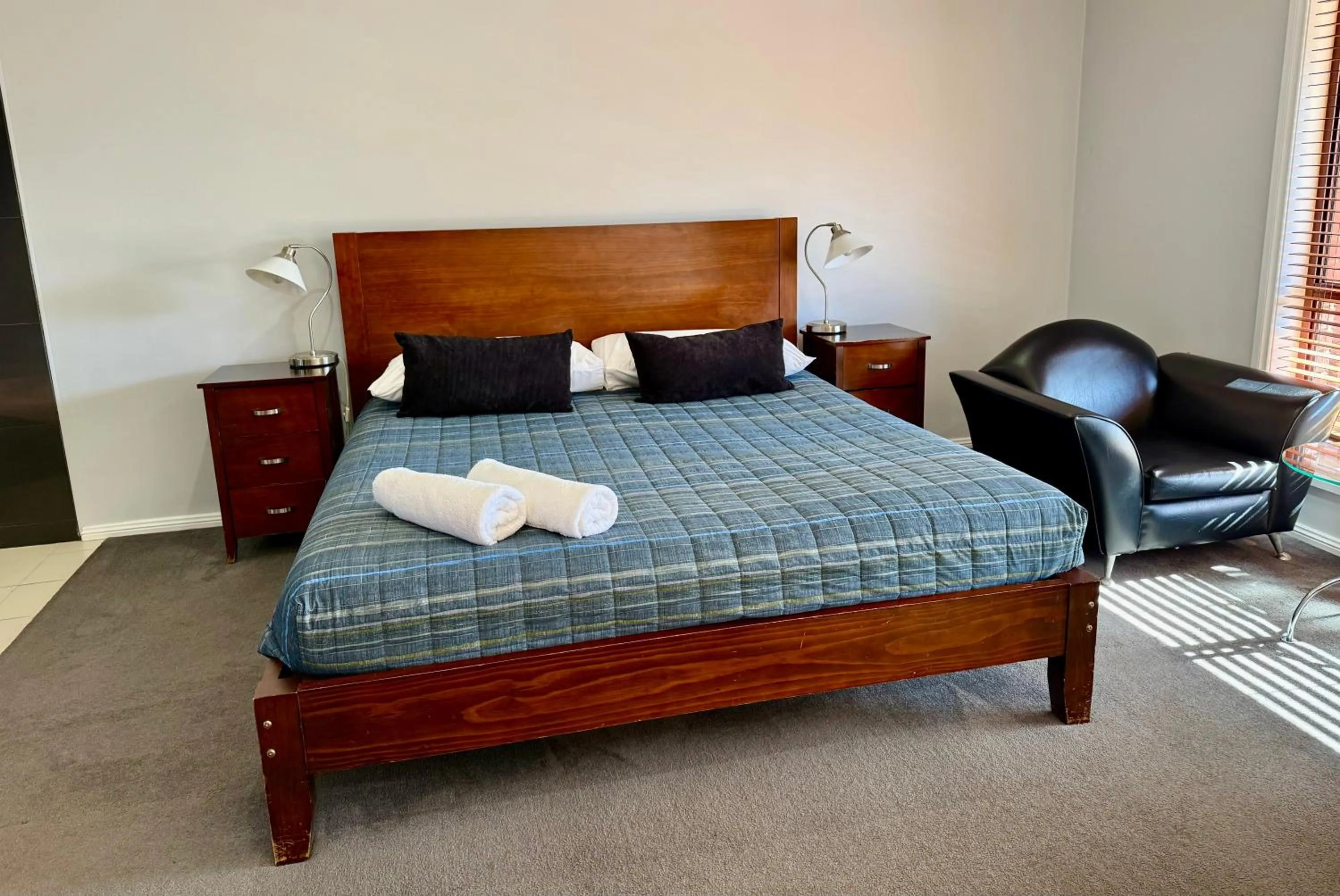 Bed in Gateway Motor Inn