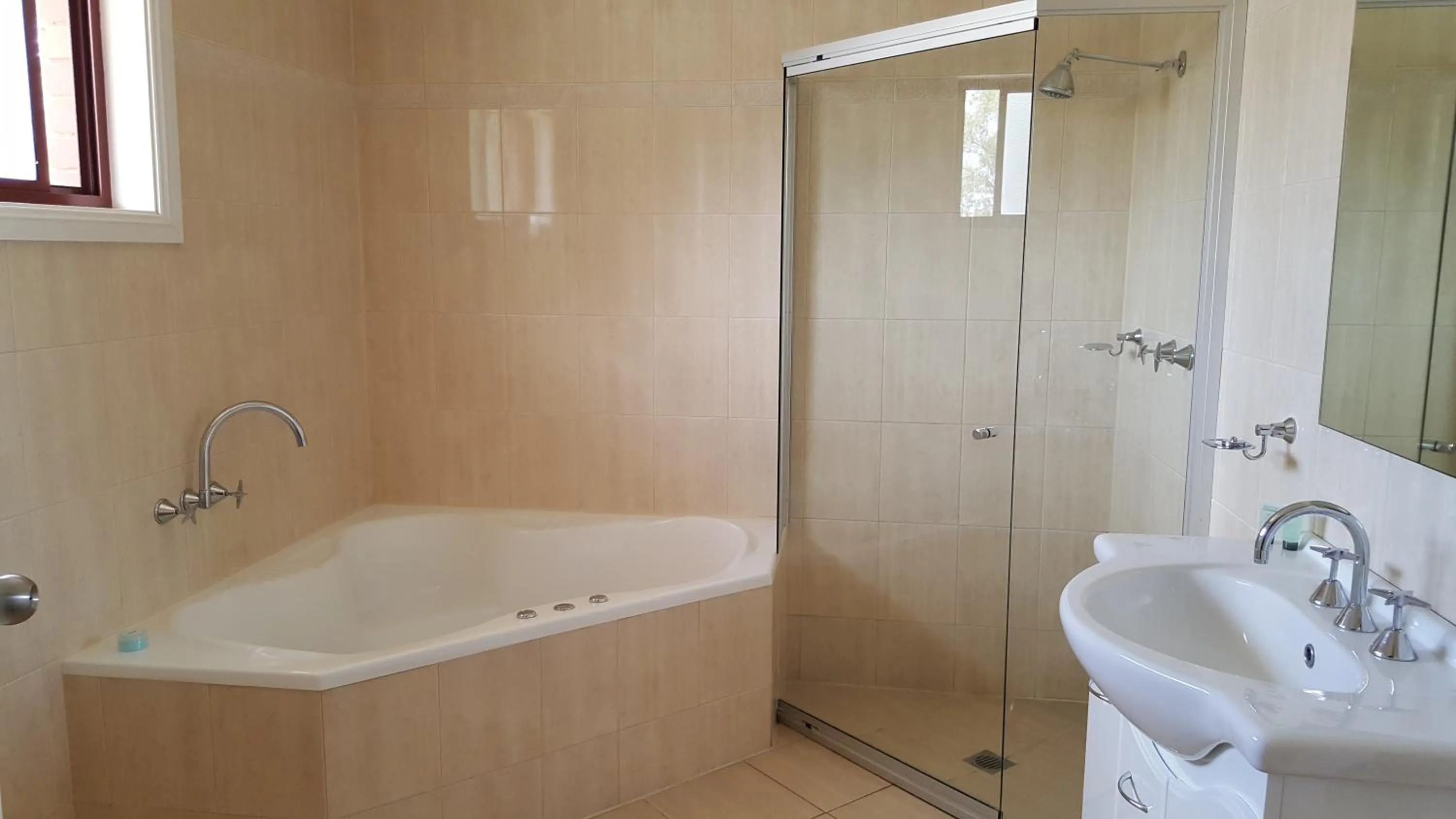 Bathroom in Gateway Motor Inn