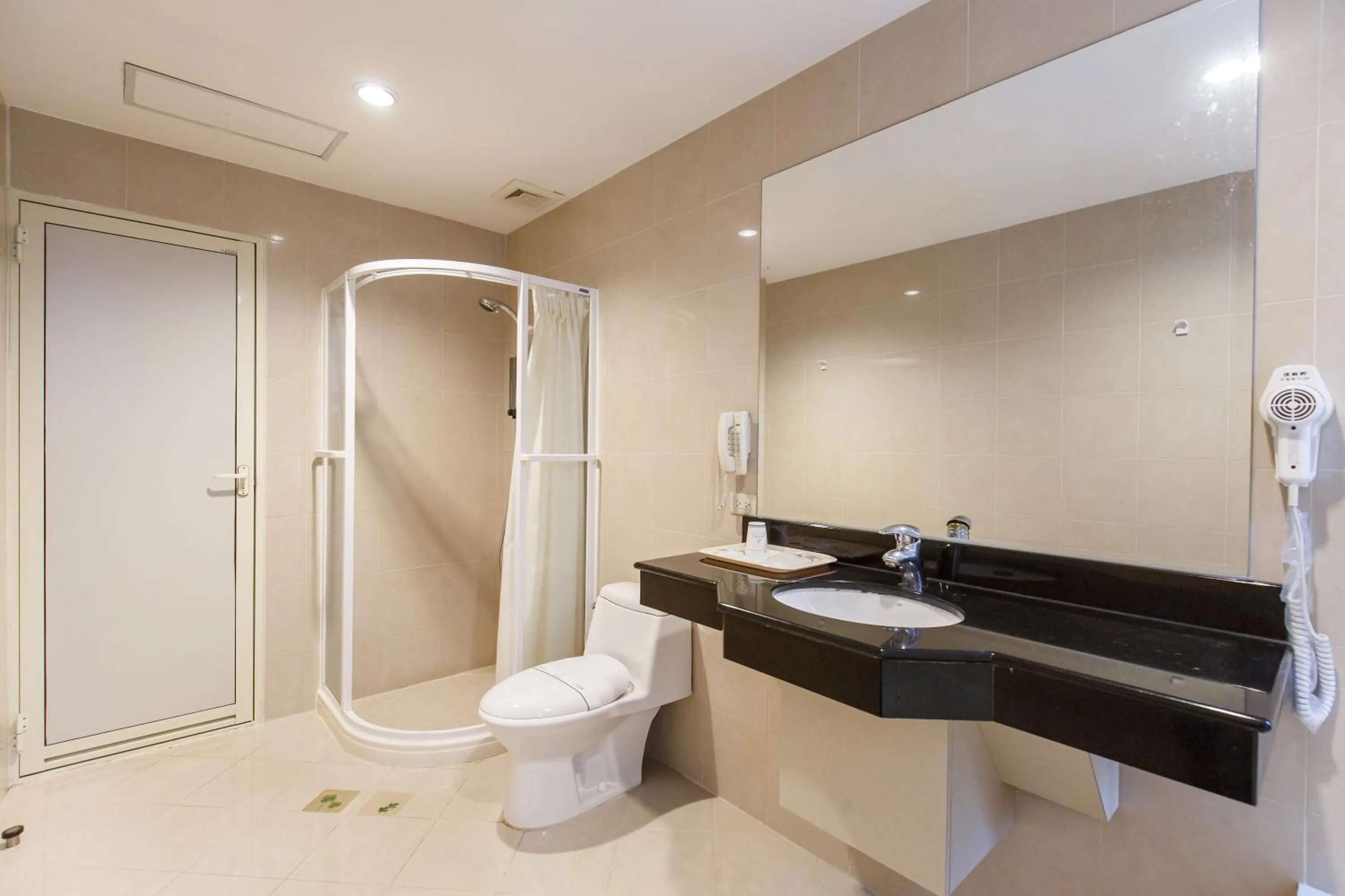 Shower in Champion Hotel