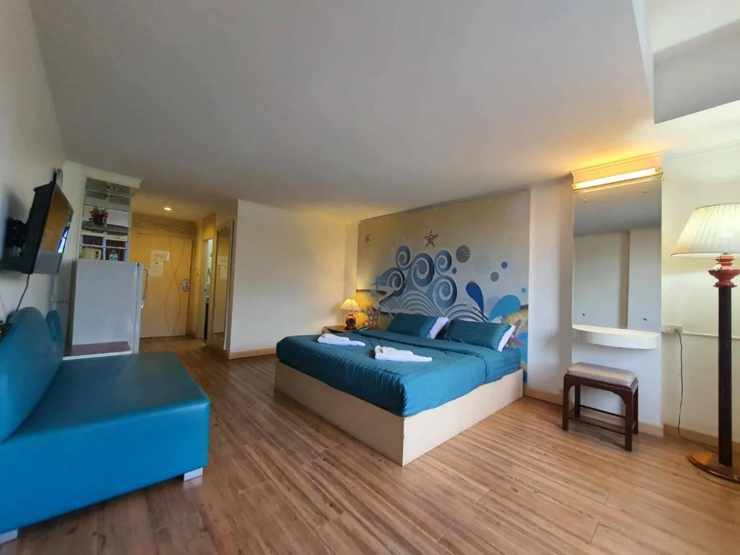 Bedroom, Bed in The Pacific Cool Chic