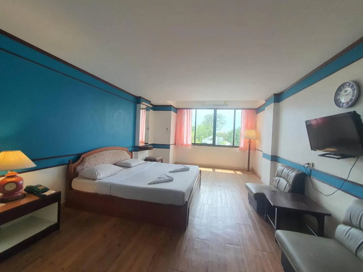 Bedroom, Bed in The Pacific Cool Chic