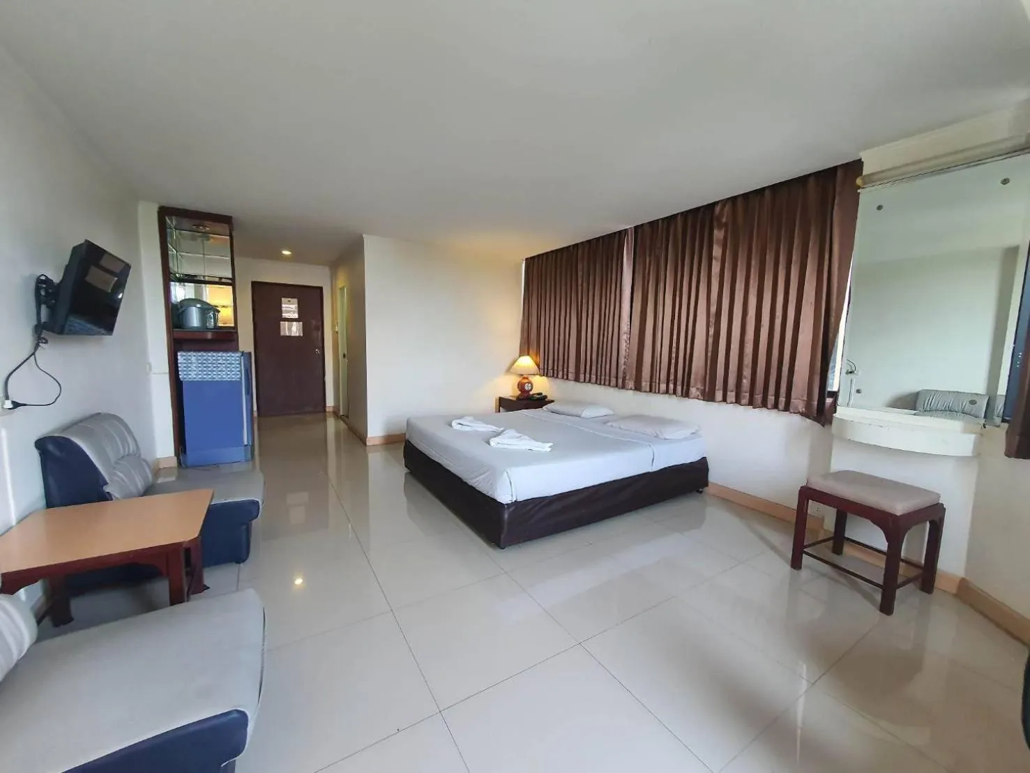 Bedroom, Bed in The Pacific Cool Chic