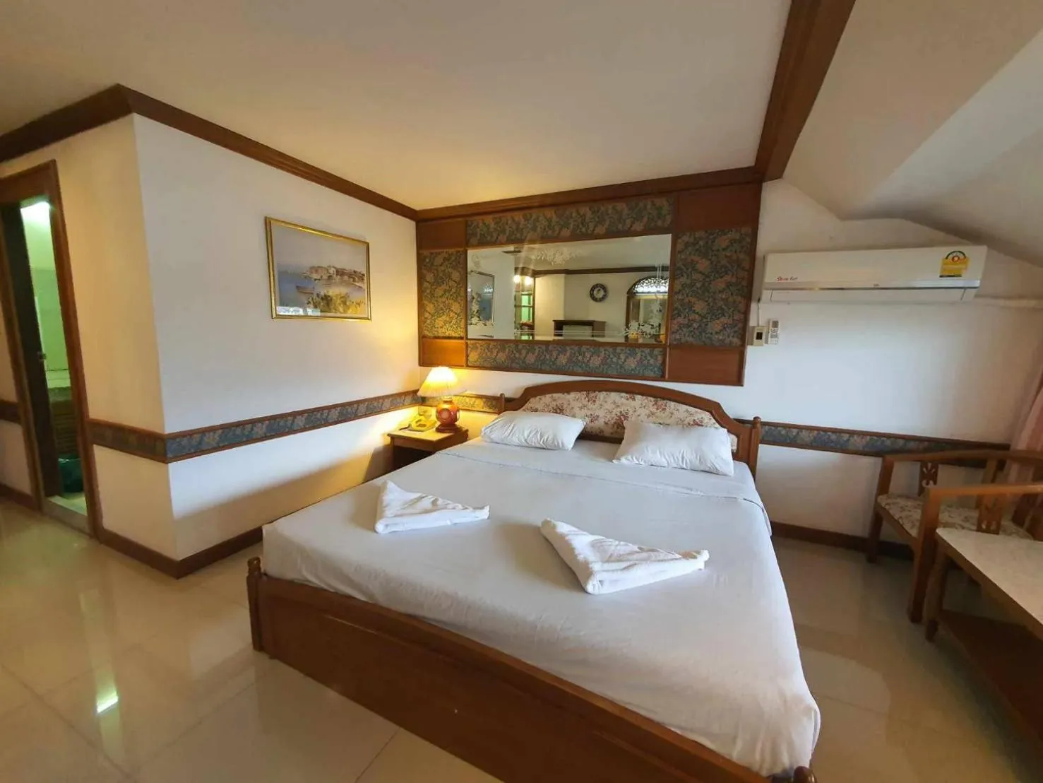 Bedroom, Bed in The Pacific Cool Chic